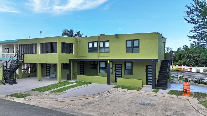 I present to you this beautiful and cozy studio between Plaza del Sol and Río Hondo, ideal for those who wish to live in comfort and privacy from day one. Upon entering, you are greeted by a furnished living room that connects to a terrace perfect for relaxing. The bedroom area comes equipped with a bed, dresser, nightstand, closet with organizers and mirrored doors, plus a 50” TV. The kitchen is perfectly functional and modern, with PVC cabinets, a stove, range hood, refrigerator, and a dining area ready for you to enjoy your meals. And the best part… everything is included! Water, electricity, and AeroNet high-speed internet. The studio is located on a quiet cul-de-sac, offering peace and privacy, and includes one parking space. You'll be minutes from the Hyatt Hotel, Plaza del Sol, Science Park, Sam’s Club, Río Hondo, and the expressway.

Appliances included: Refrigerator, stove, microwave, electric water heater, split air conditioner.

Furniture included: Sofa, dining set, bedroom set, TV, TV stand, curtains, and decor.