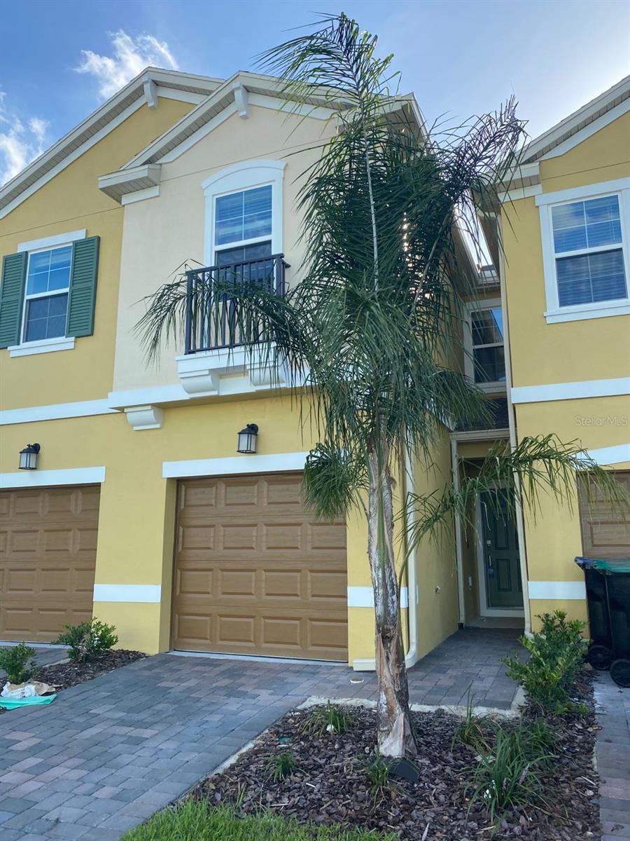 Townhome for Rent
This 3-bedroom and 2.5 bathroom is a Wi-FI Certified Econsmart home in Econ Trail located heart of East Orlando. It is futures 42' cabinets with crown molding, quartz countertop, GE stainless steel appliances, and 2' designer window blinds. It is a walking distance to Valencia Community College East campus, short driving to UCF, Full Sail University, less than 20 minutes to Orlando International airport, easy access to FL-408, 417, and Hwy 50, 5 minutes to Waterford Shopping plaza and more.