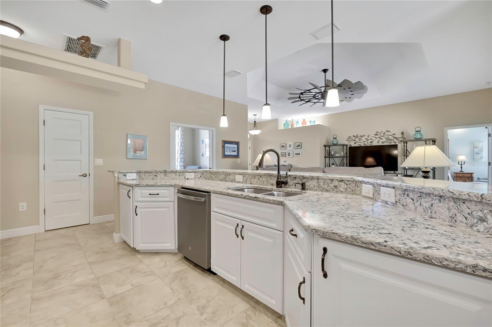 ROYAL HILLS - Residential