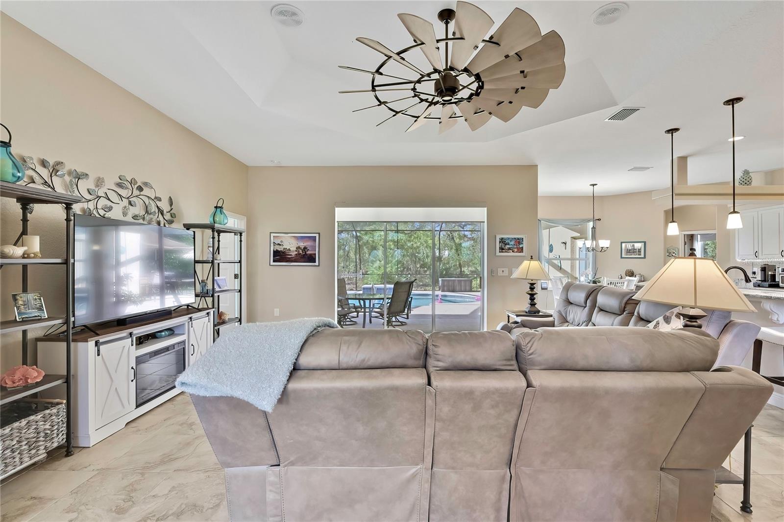 ROYAL HILLS - Residential