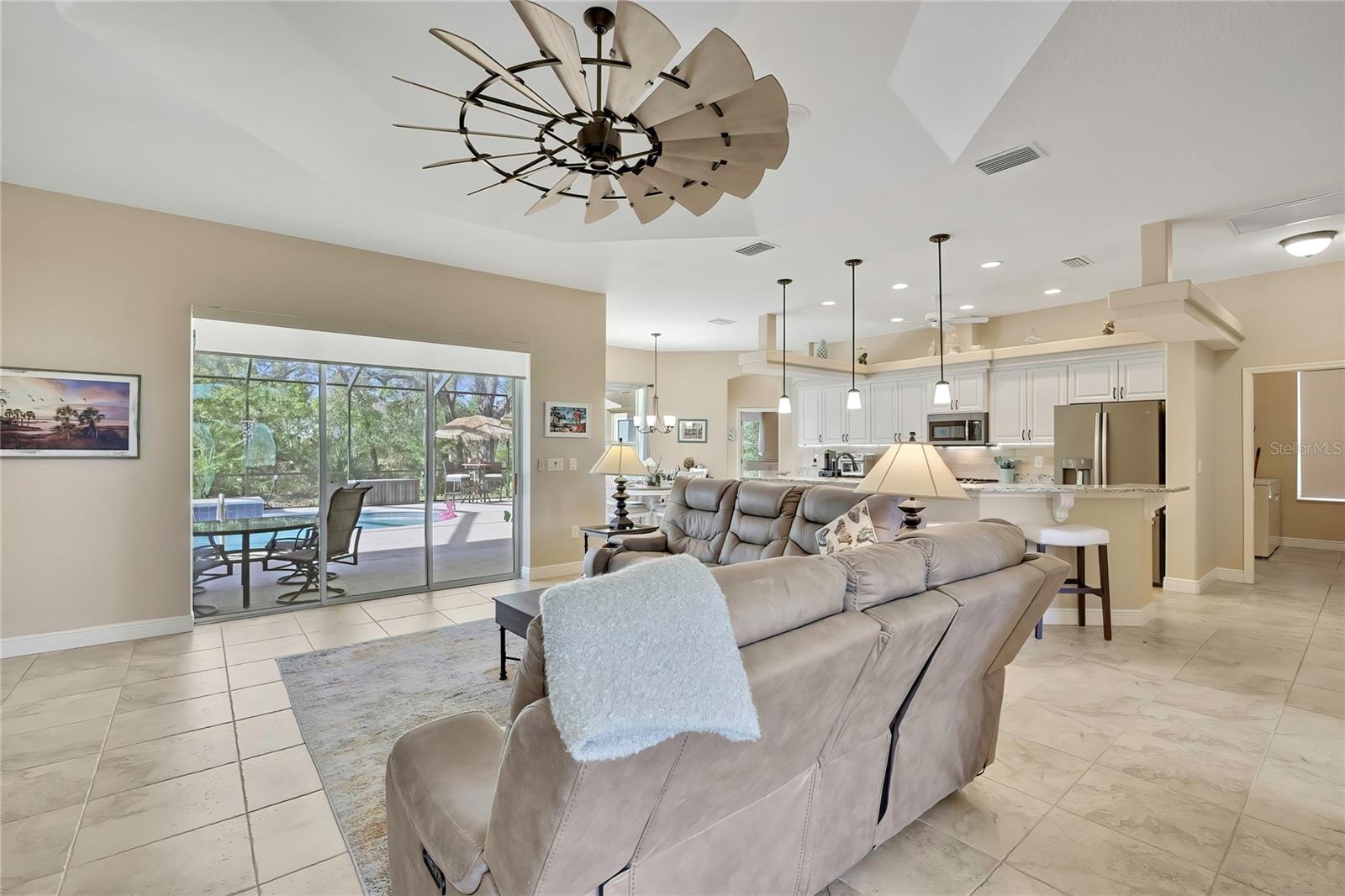 ROYAL HILLS - Residential