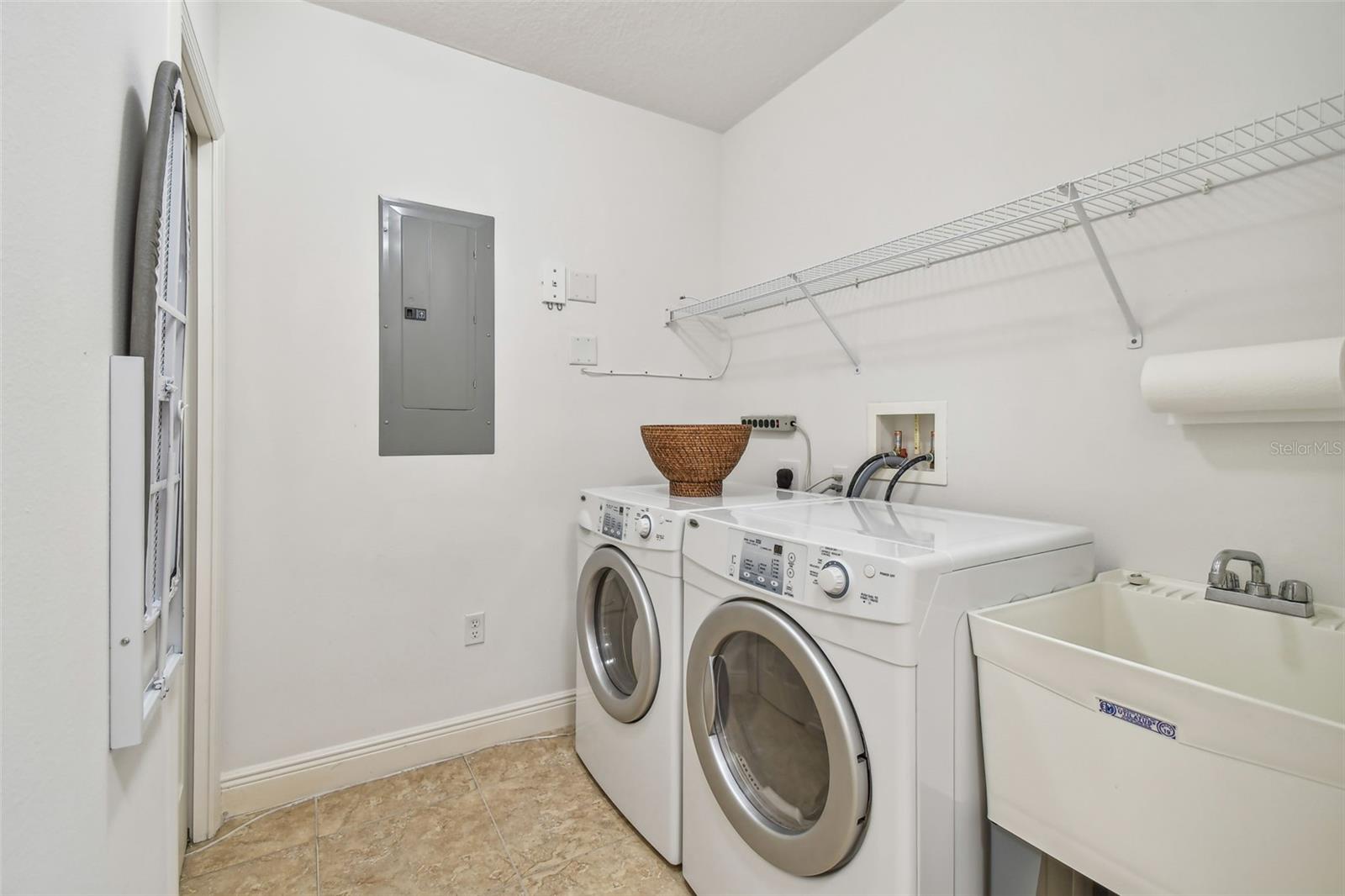 LAS FLORES CONDO - Residential