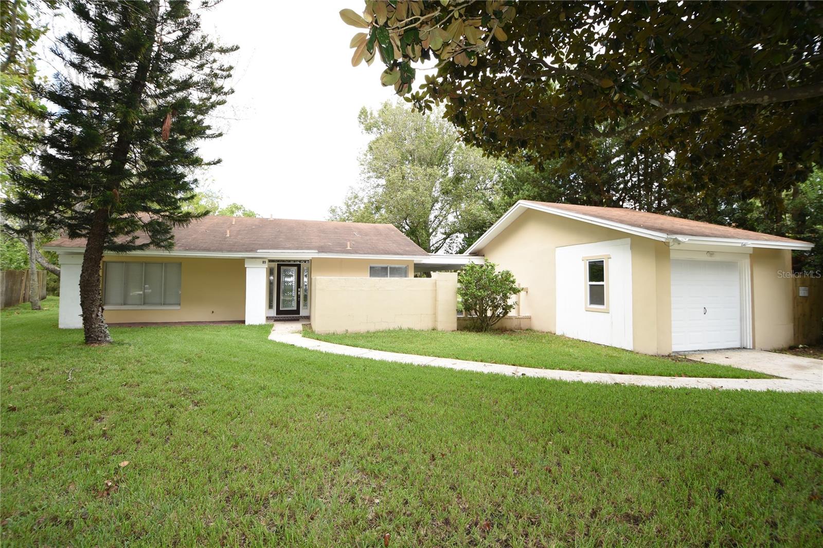 Beautiful 3-bedroom, 2-bathroom home nestled within the sought-after. Palm Harbor subdivision. Large courtyard patio, a perfect spot for outdoor gatherings or relaxing with a book in the fresh air. Upon entering, the spacious living room invites you in, providing a comfortable space for spending quality time with family and friends. The large kitchen featuring beautiful cabinetry, Stainless steel appliances add a modern touch, while the abundance of counter space ensures a practical and efficient cooking experience. Breakfast nook. Lovely master bedroom is a tranquil retreat, complete with a convenient walk-in closet that offers ample storage. All bedrooms are nicely sized. Large backyard. James Holland Park, enjoy easy access to I-95 for seamless commuting, or indulge in a game of golf at the nearby Palm Harbor Golf Club, shopping and dining, walking and biking opportunities. 10 miles from Flagler Beach. Call today to book a private tour. Learn more about the benefits of deposit-free living here: See the Obligo brochure https://depositfree.myobligo.com/hubfs/Partner%20Resource%20Center%20(Obligo%20x%20Buildium)/Tenant%20Brochure.pdf