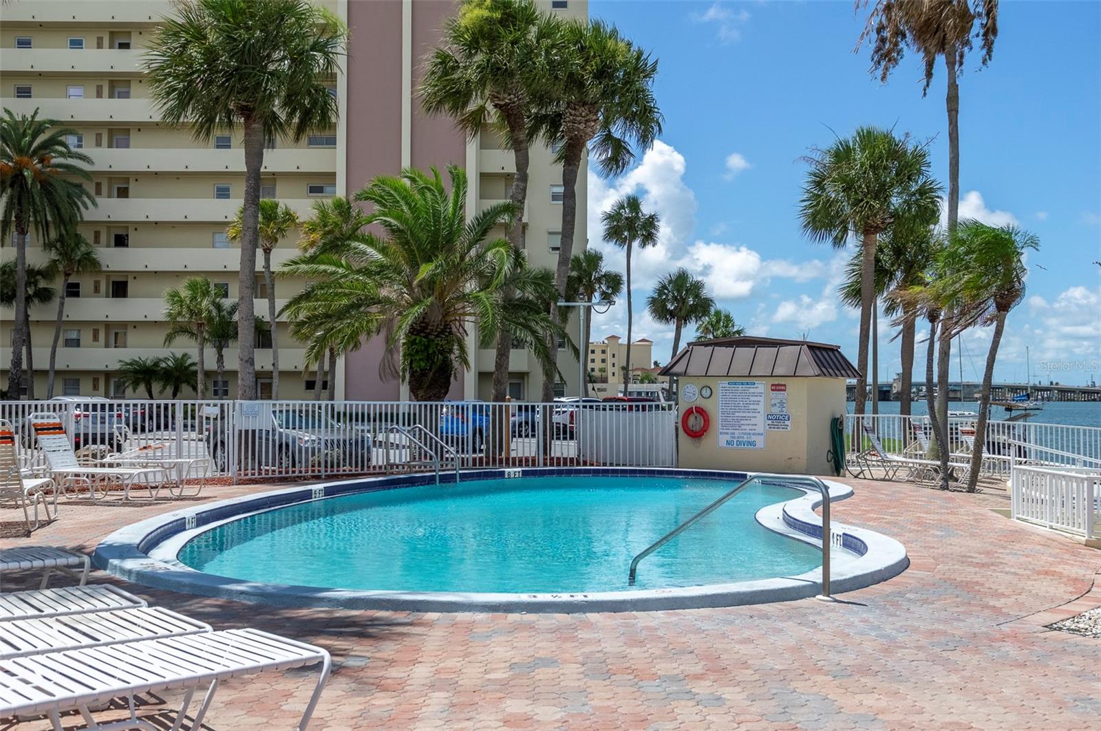 COLUMBIA TOWERS - Residential