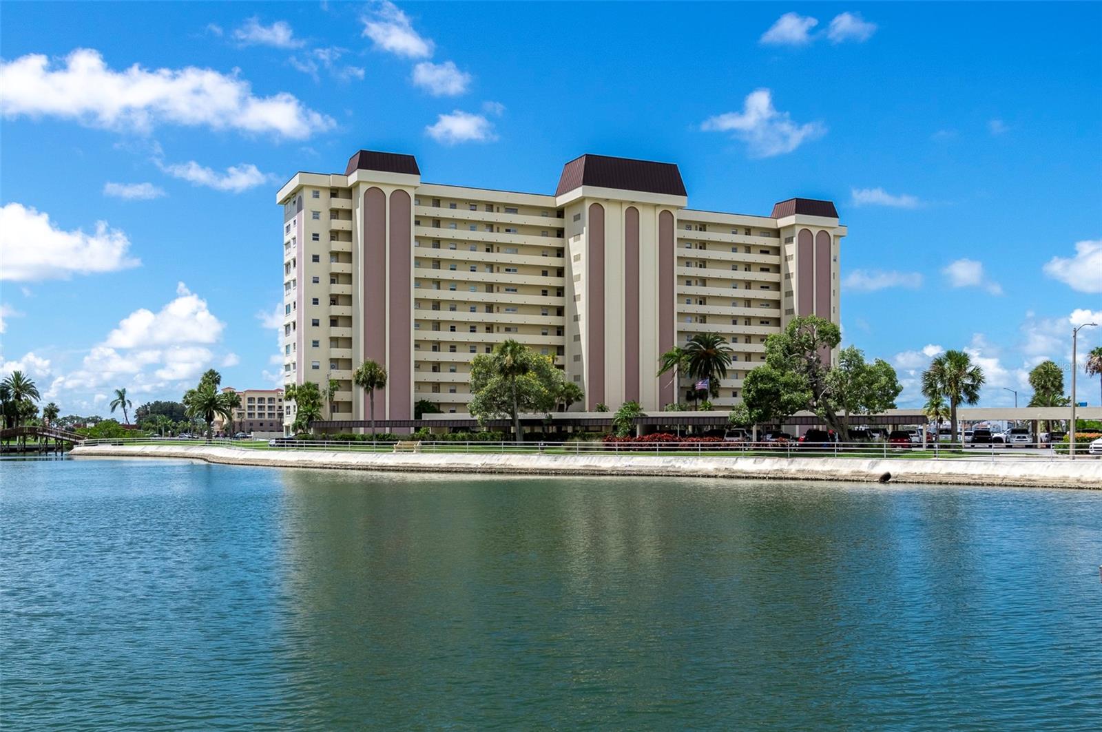 COLUMBIA TOWERS - Residential