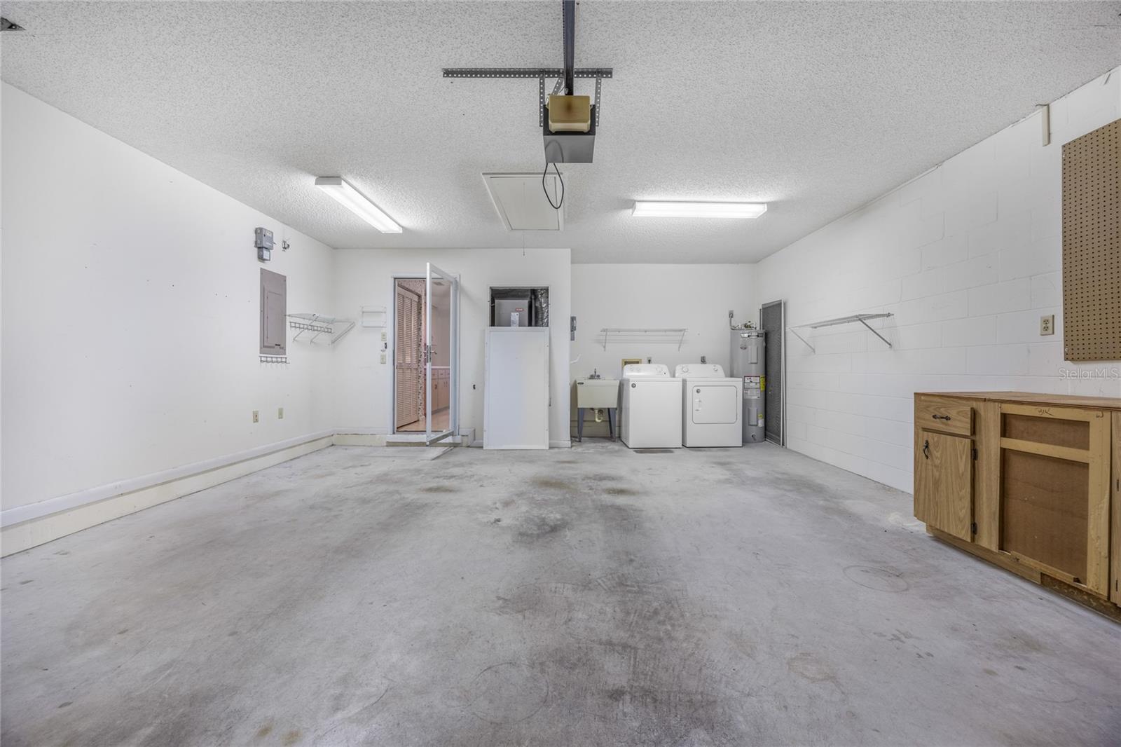 CIRCLE SQUARE WOODS - Residential