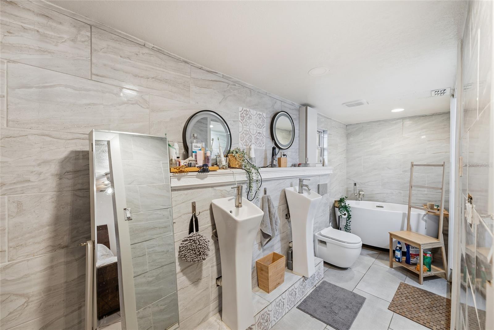 LA VILLA GARDENS - Residential