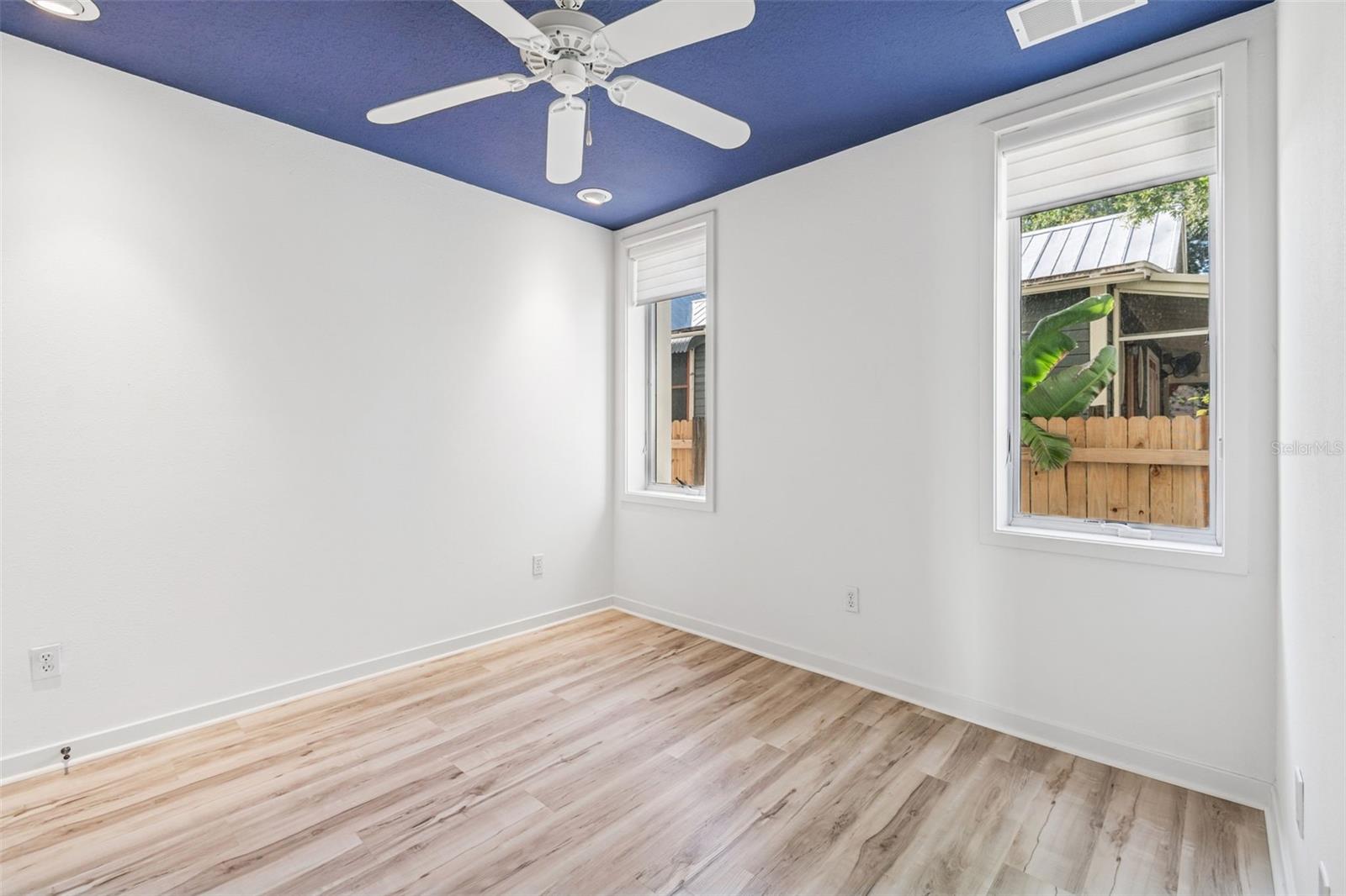 THE VILLAS ON LAUREL - Residential Lease