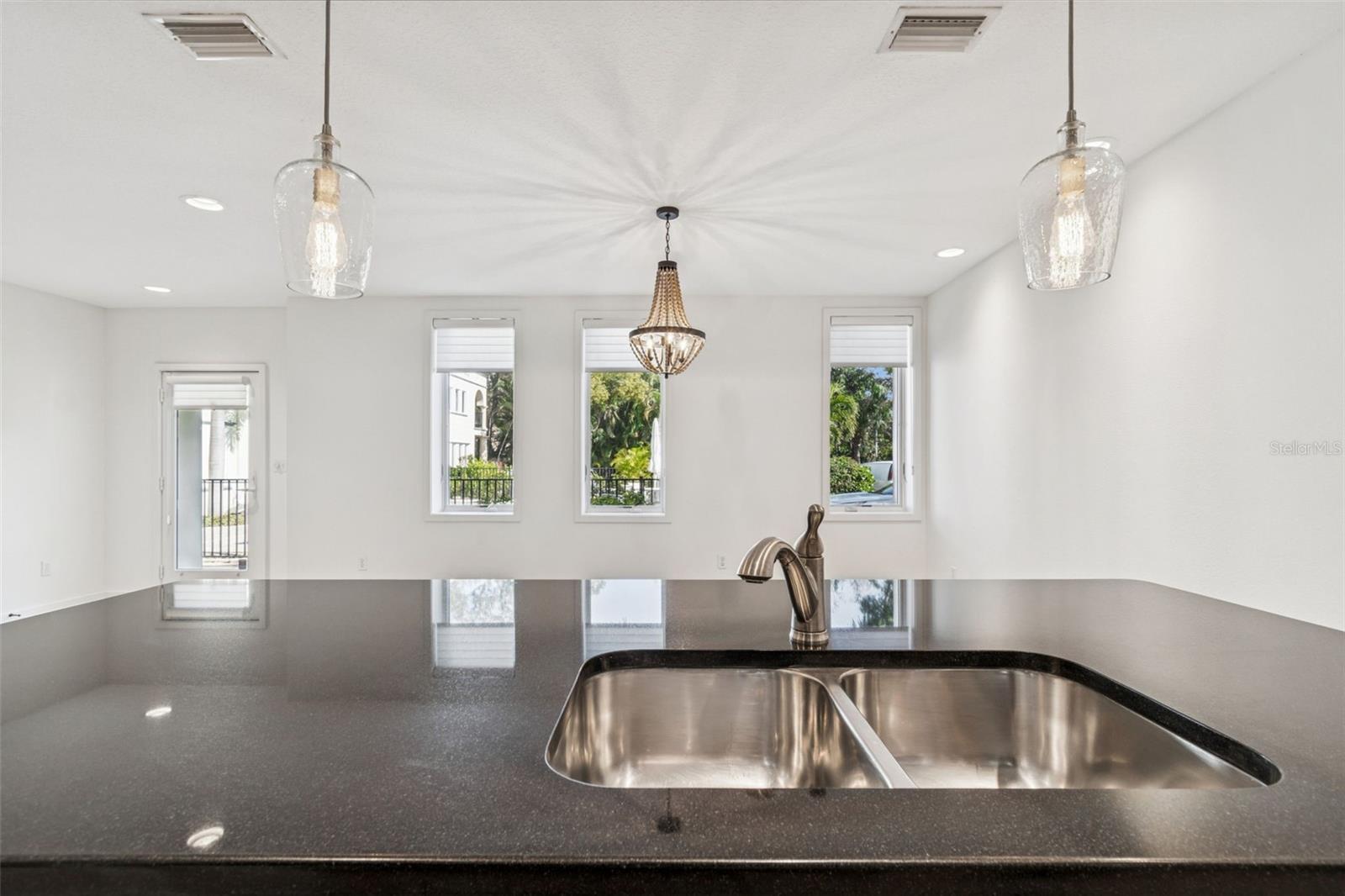 THE VILLAS ON LAUREL - Residential Lease