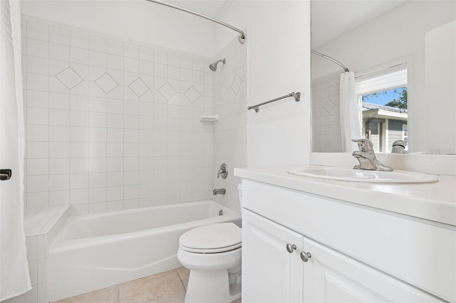 THE VILLAS ON LAUREL - Residential Lease