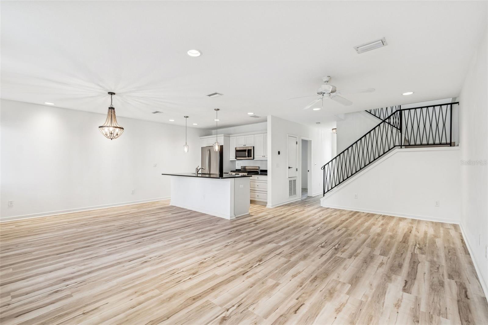 THE VILLAS ON LAUREL - Residential Lease