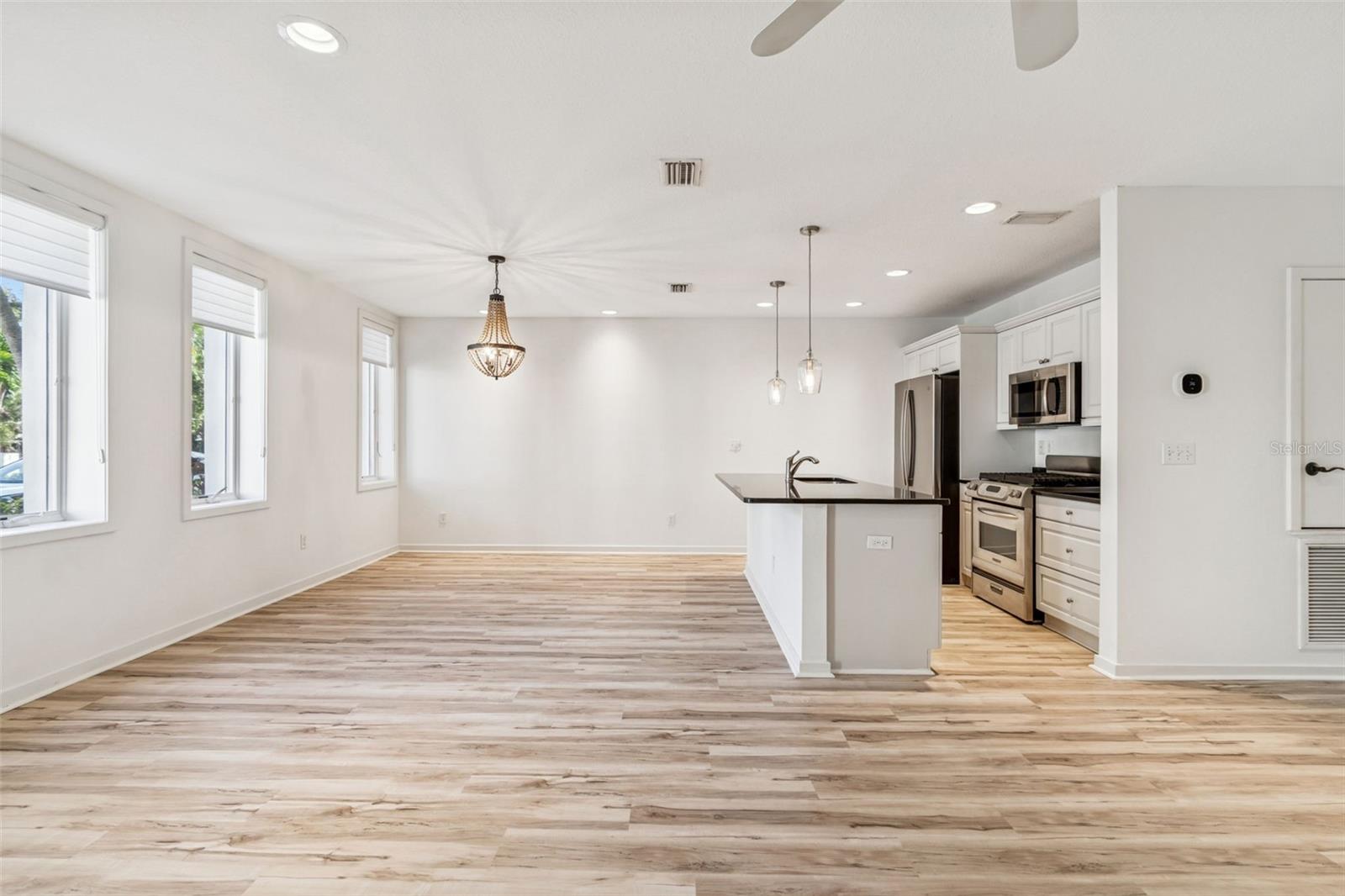 THE VILLAS ON LAUREL - Residential Lease