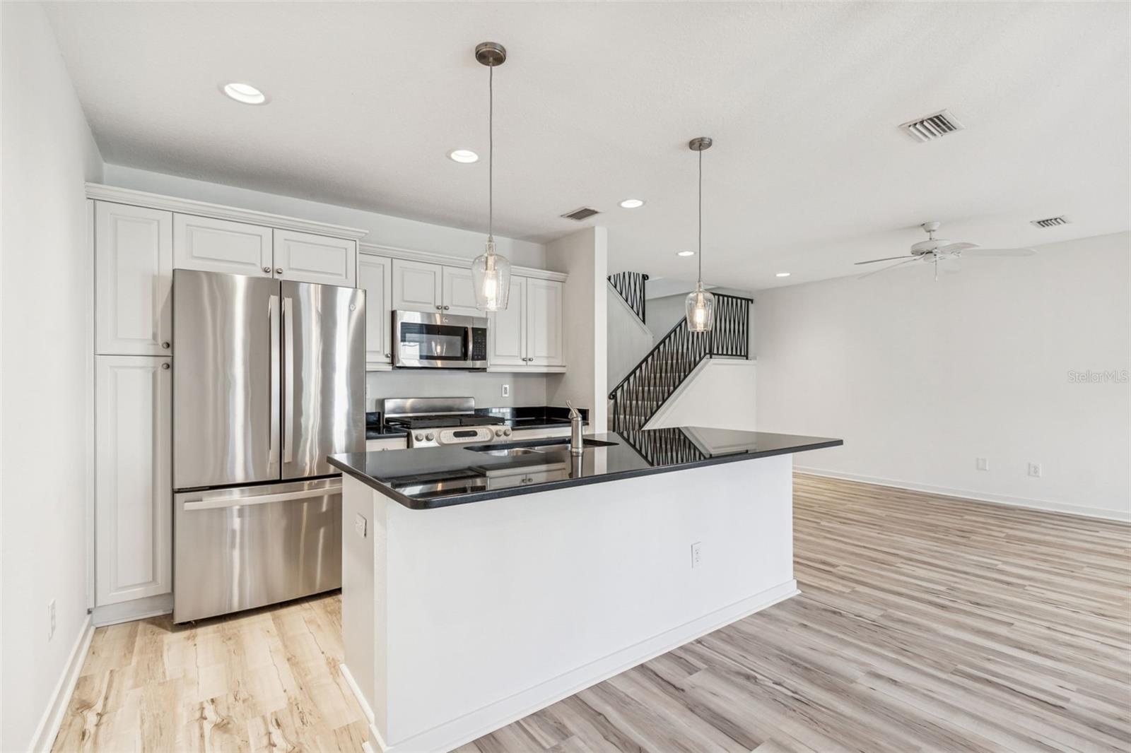 THE VILLAS ON LAUREL - Residential Lease