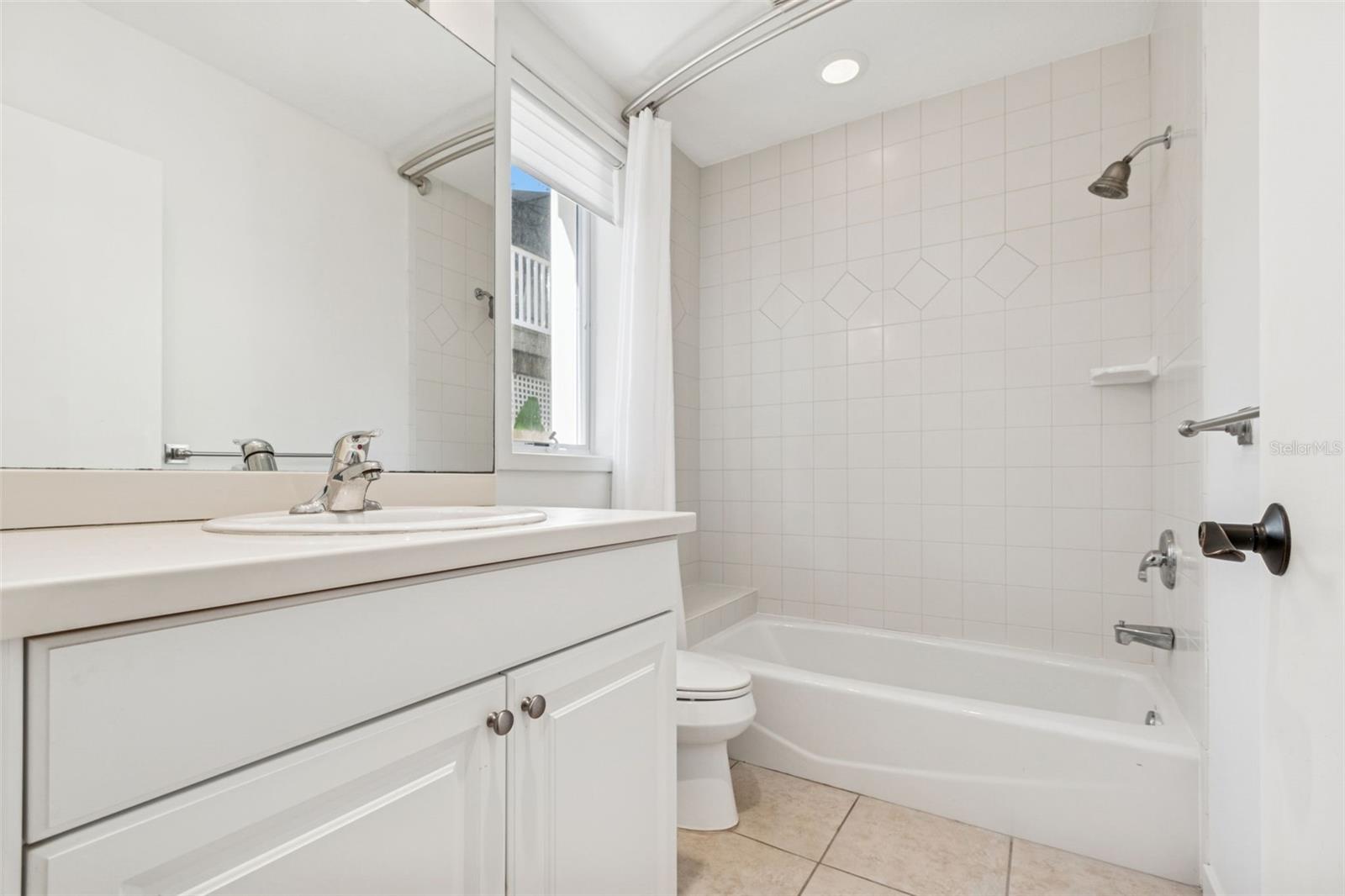 THE VILLAS ON LAUREL - Residential Lease