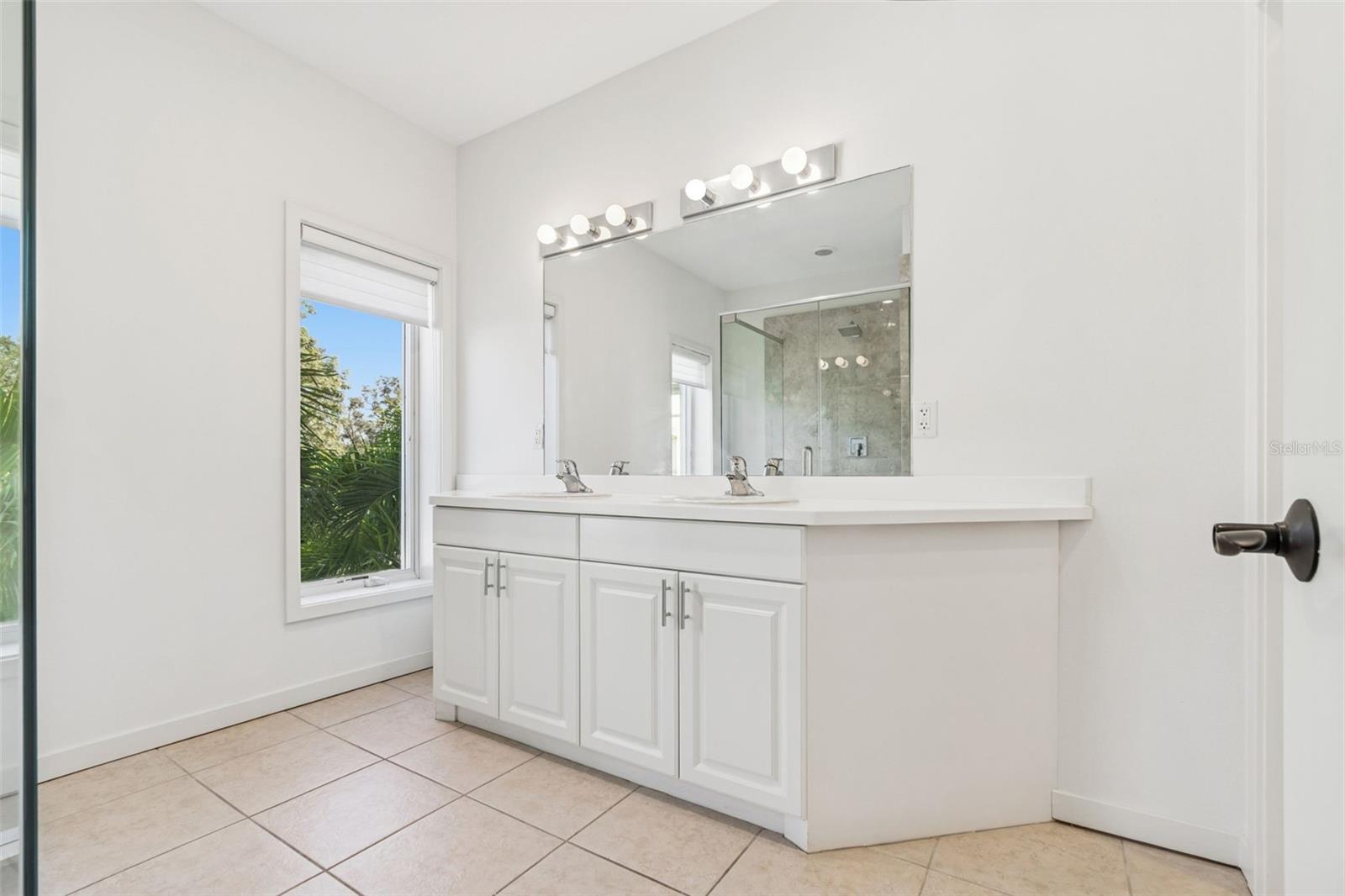 THE VILLAS ON LAUREL - Residential Lease