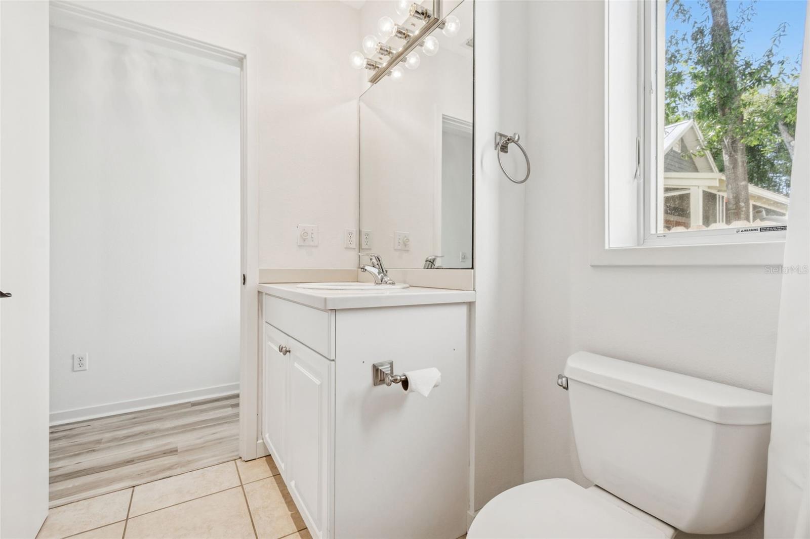 THE VILLAS ON LAUREL - Residential Lease