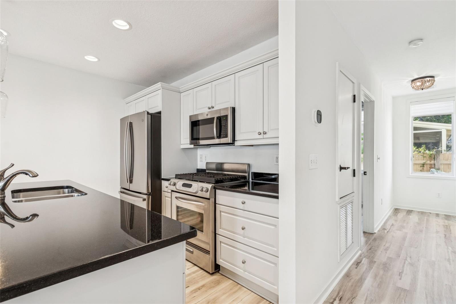 THE VILLAS ON LAUREL - Residential Lease