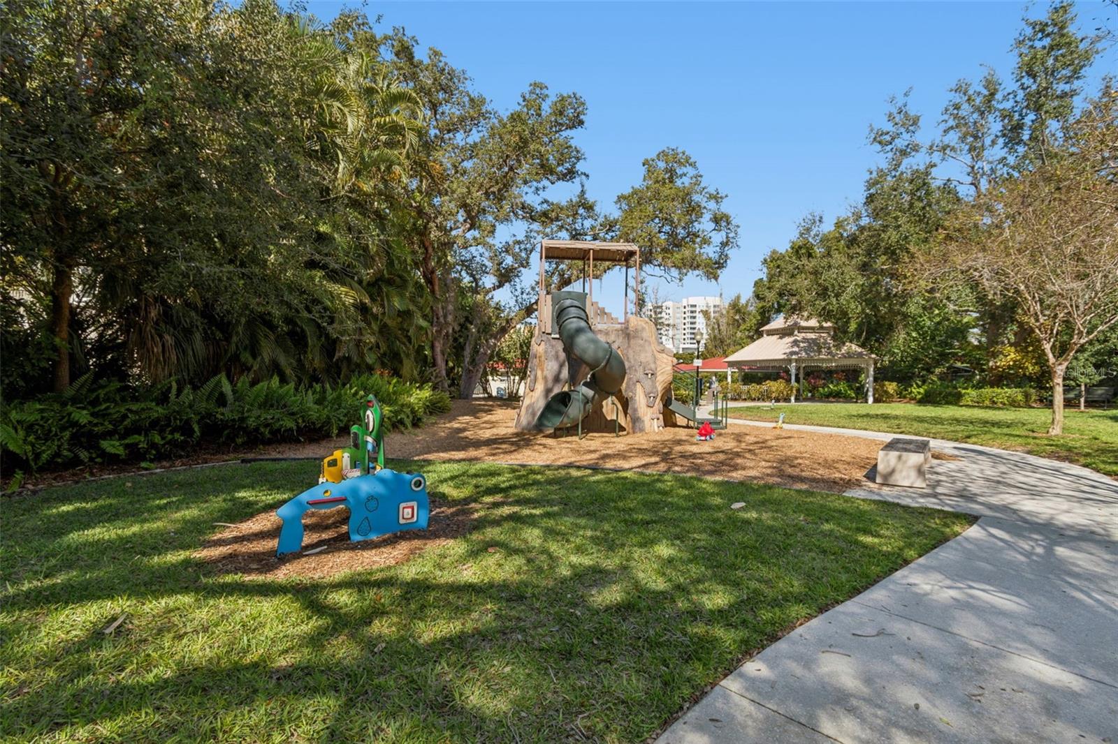 THE VILLAS ON LAUREL - Residential Lease