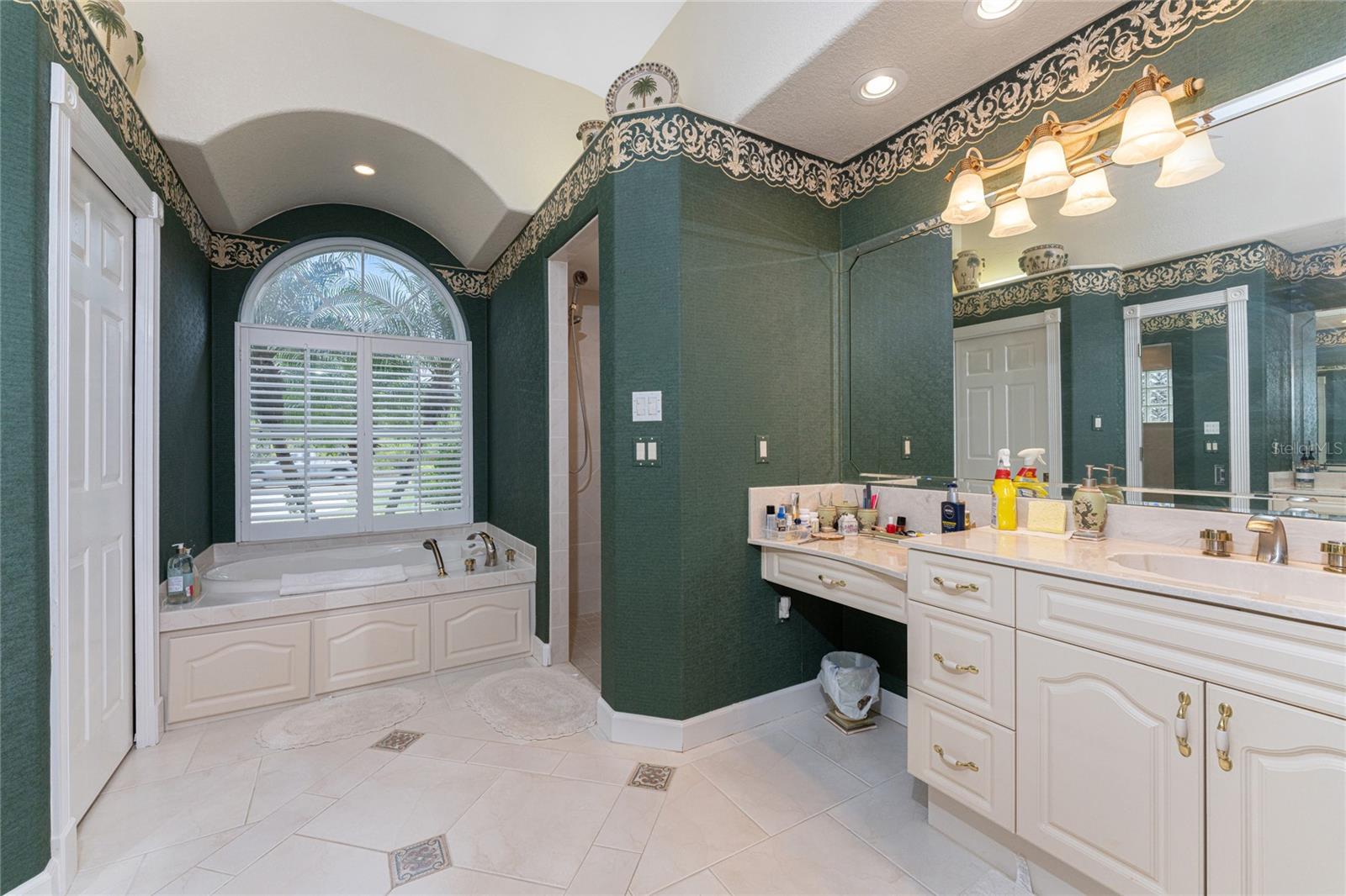 KINGS CROSSING - Residential