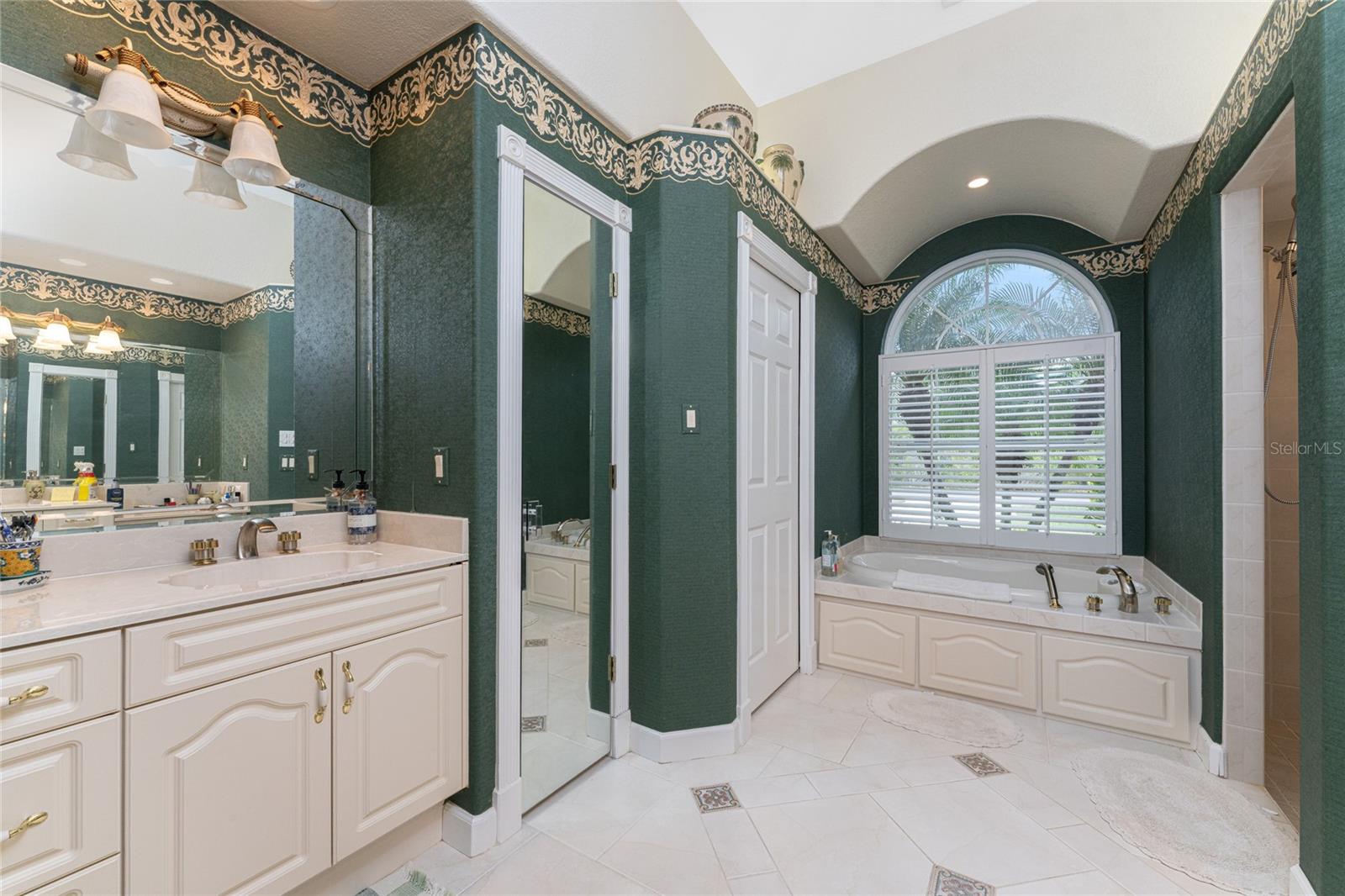 KINGS CROSSING - Residential