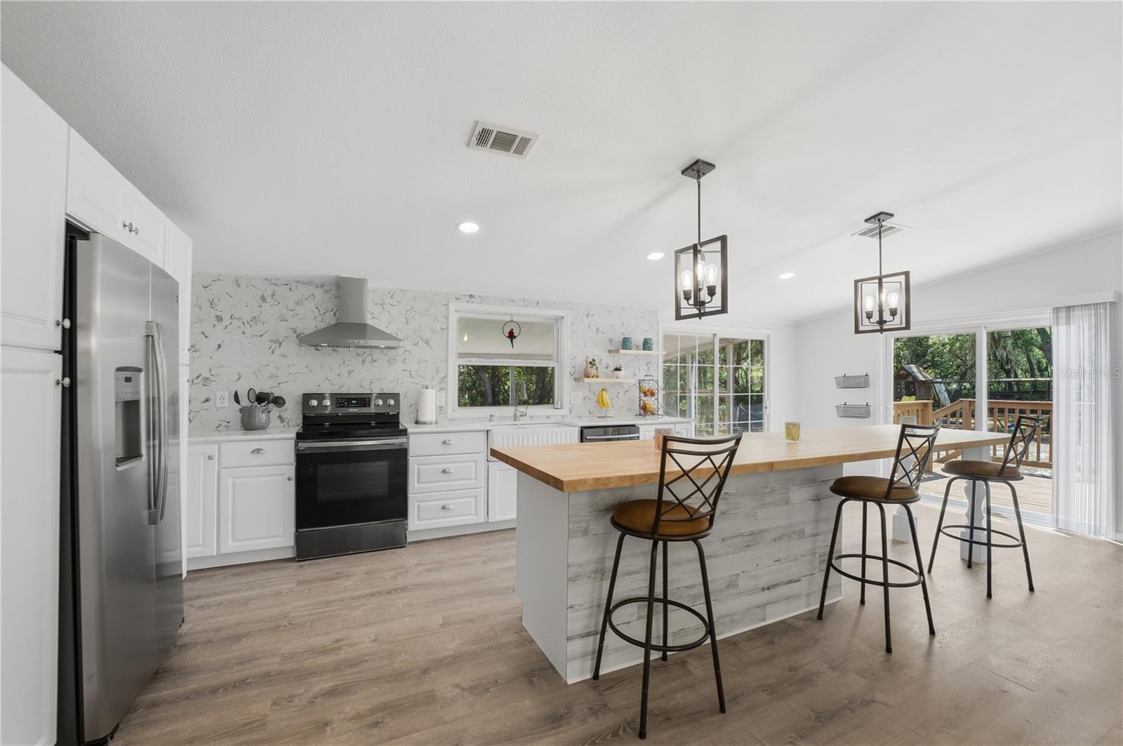 LAKE & HILLS COUNTRY ESTATES - Residential