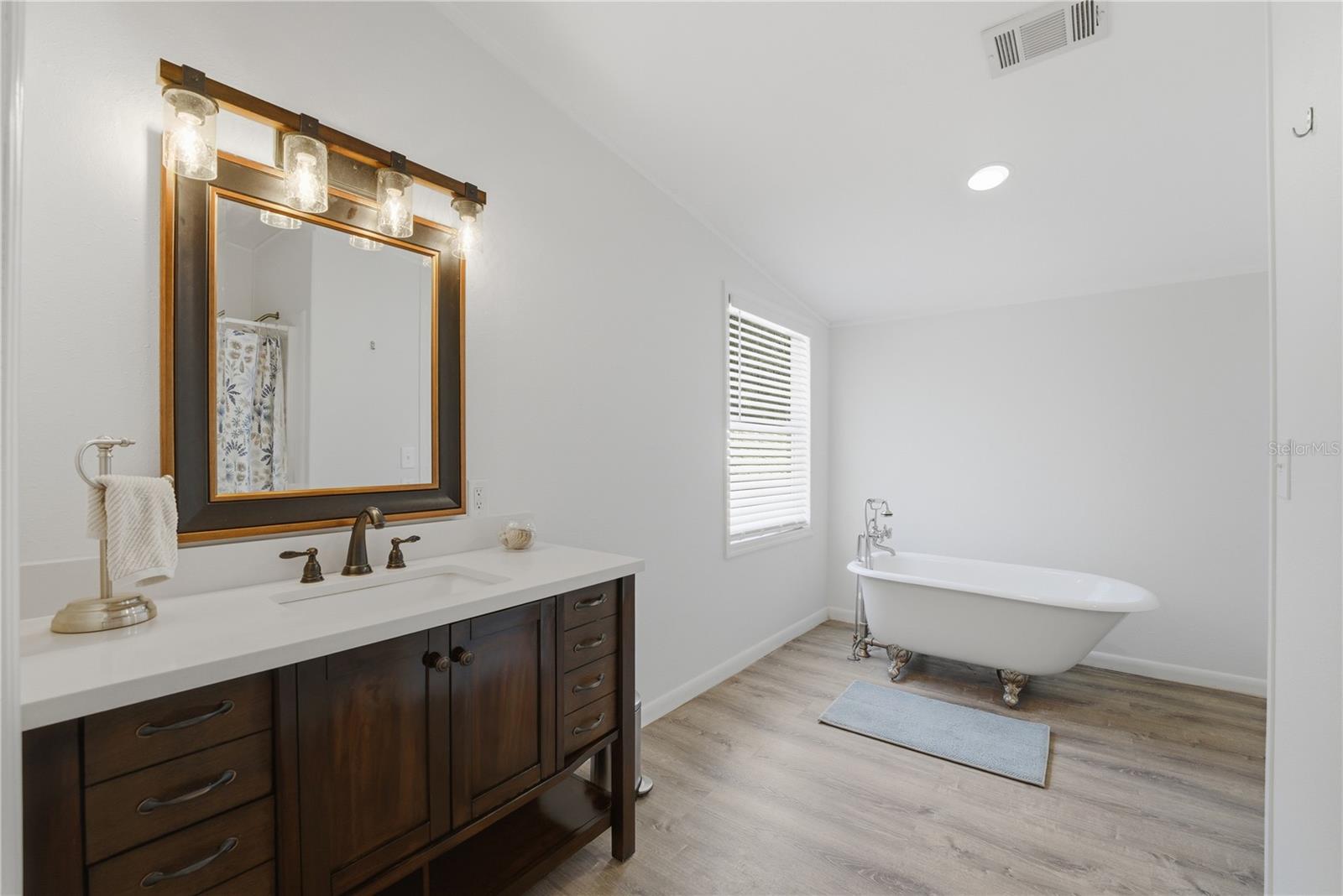 LAKE & HILLS COUNTRY ESTATES - Residential