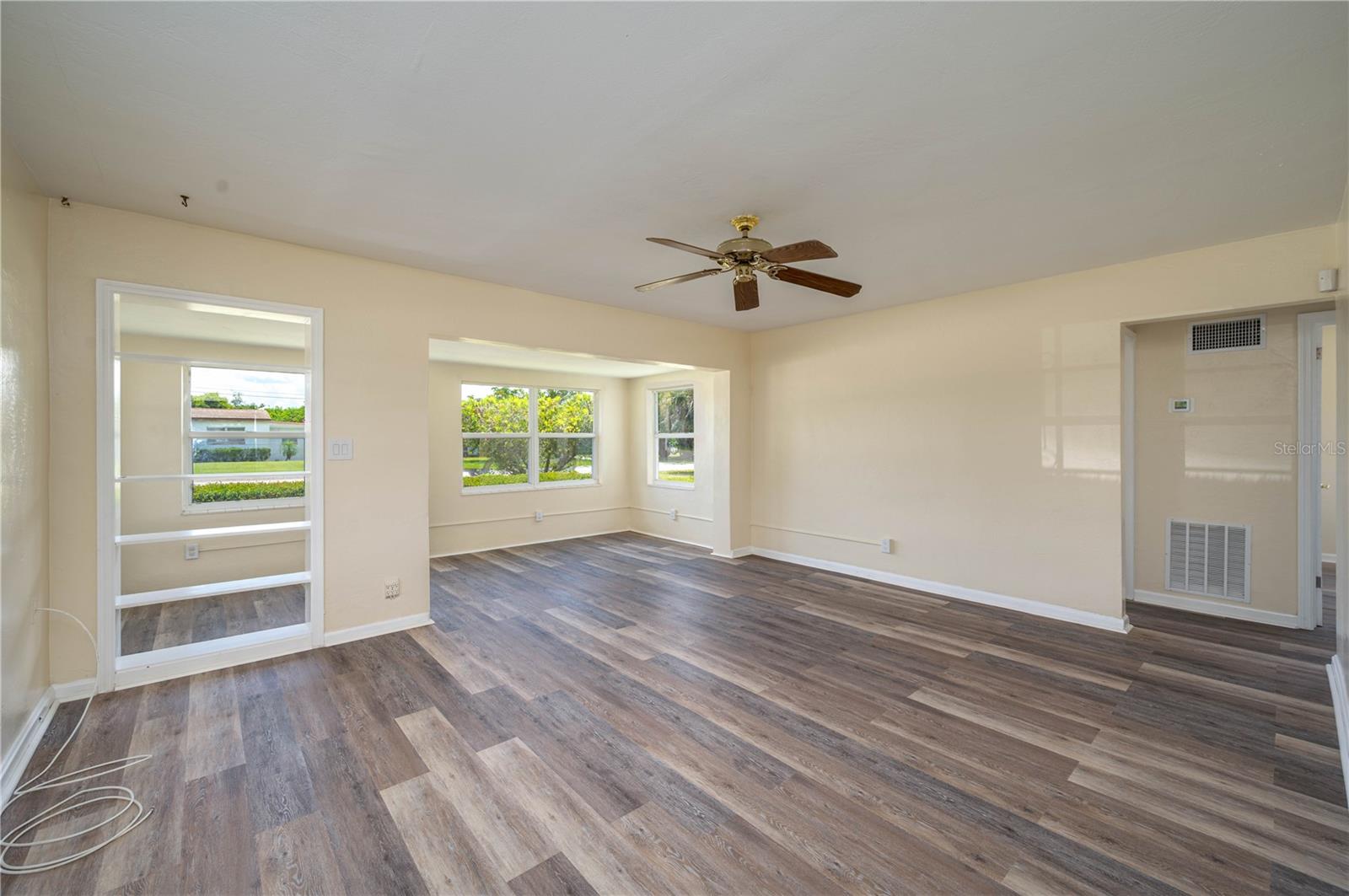 SUN RAY HOMES 01 - Residential