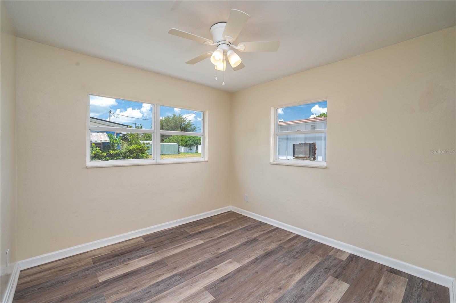 SUN RAY HOMES 01 - Residential