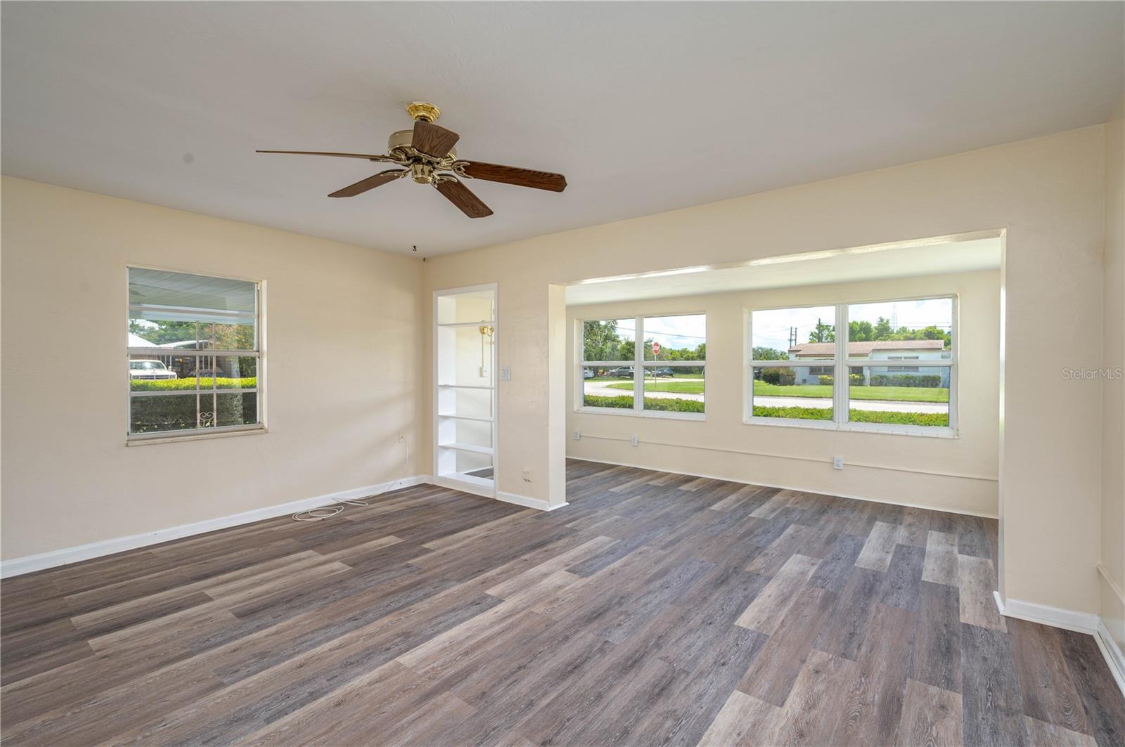 SUN RAY HOMES 01 - Residential