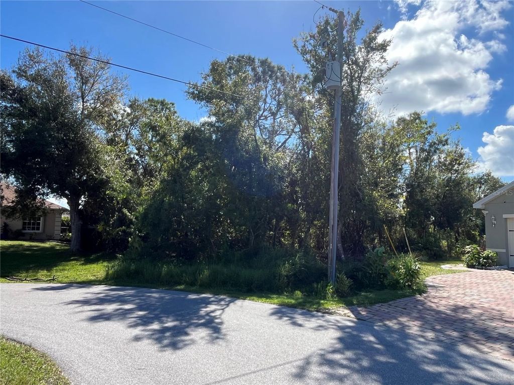 Photo of 304 Oyahue Street, Punta Gorda, FL 33983 (MLS # C7500284)
