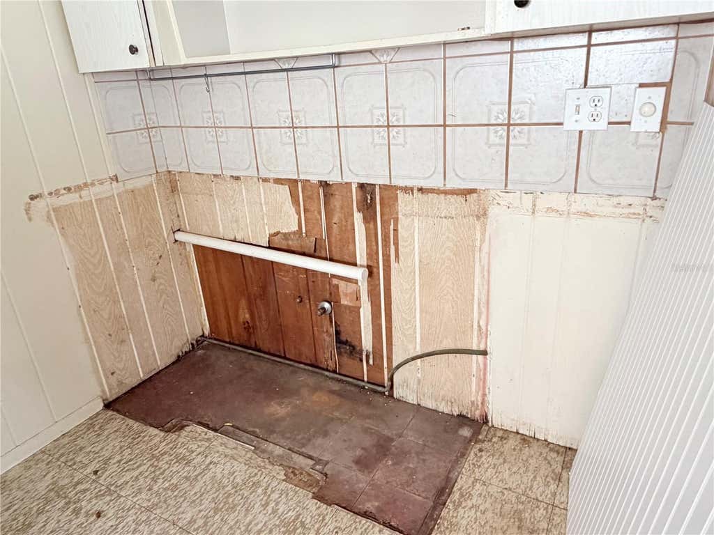 Photo of 902 Highland St, Sarasota, FL 34234 (MLS # A4703625)