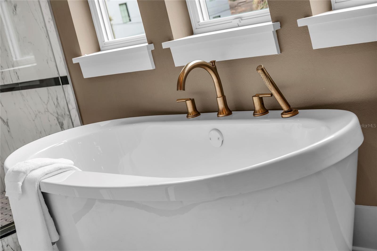 IVANHOE SHORES - Residential