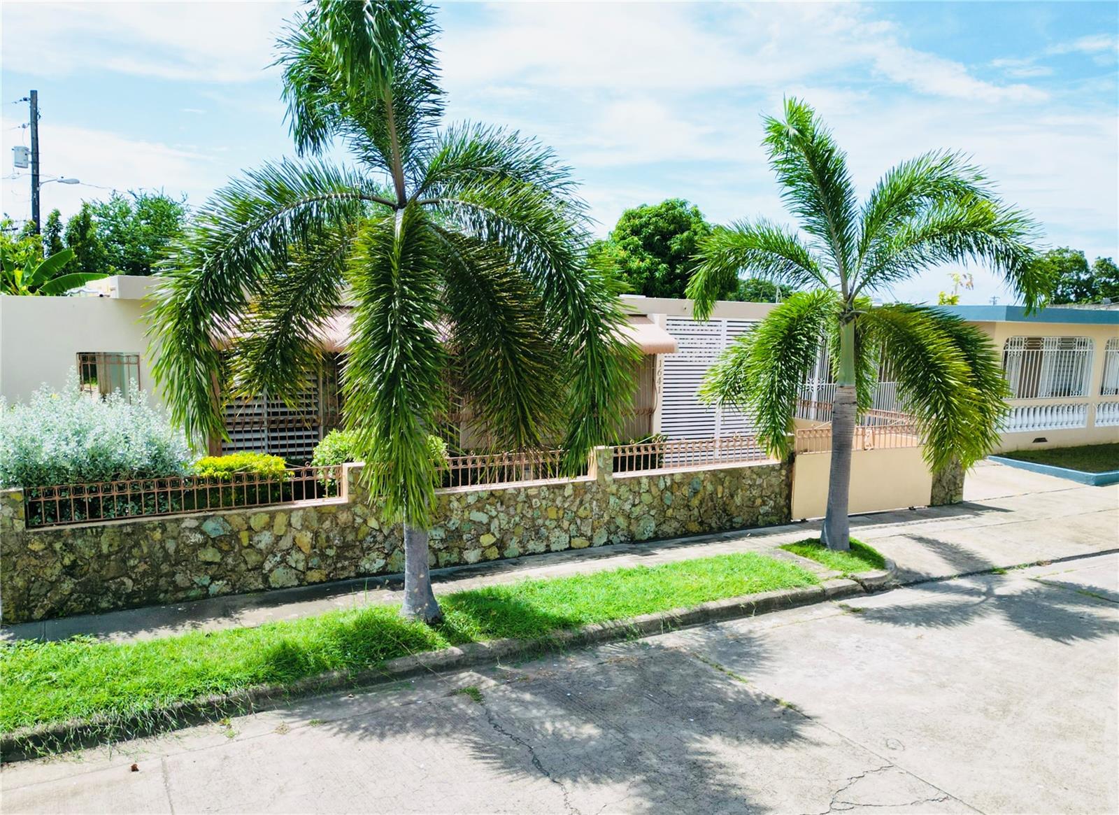 URB. FLAMBOYANES - Residential