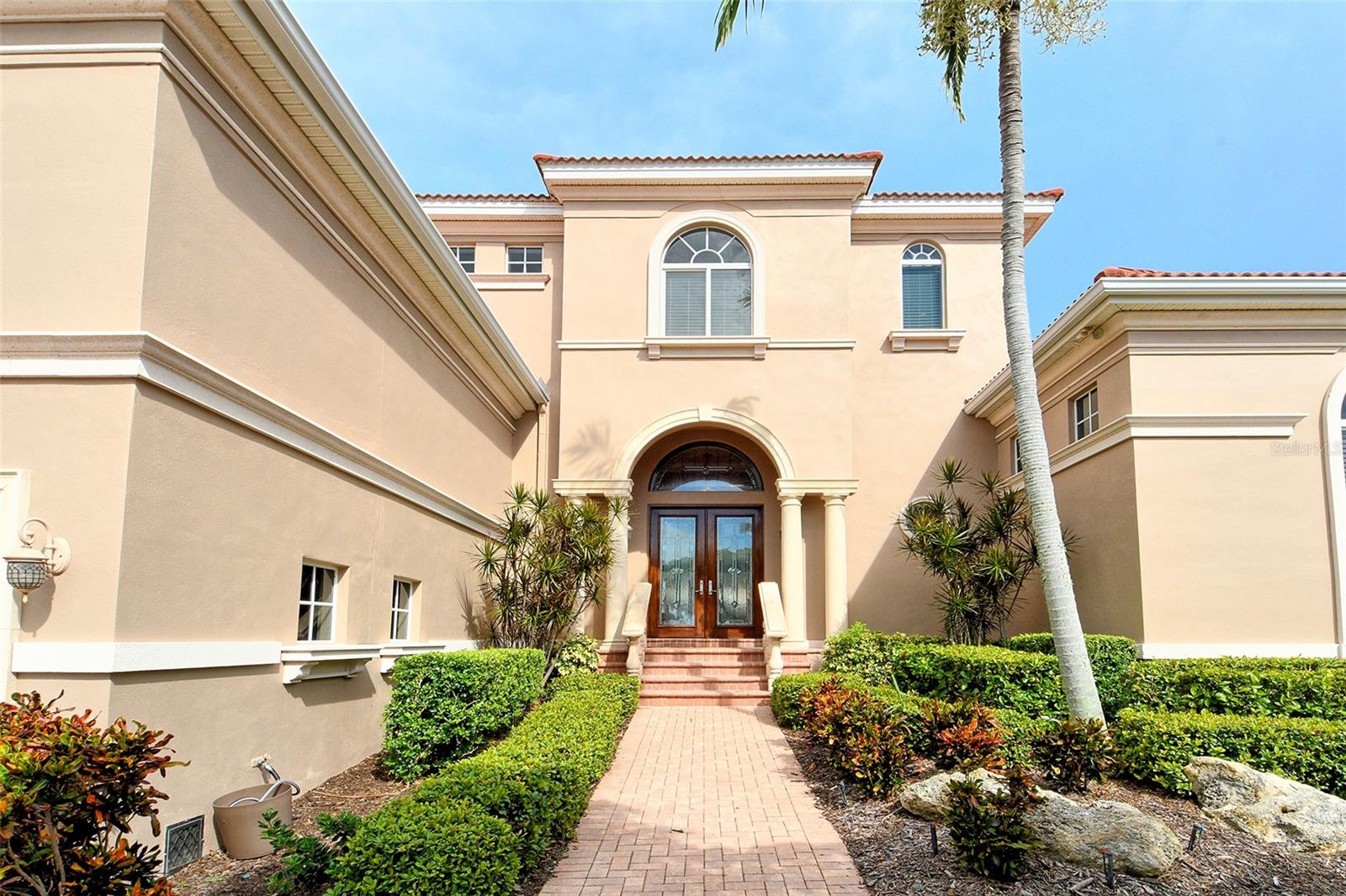 COUNTRY CLUB SHORES - Residential Lease