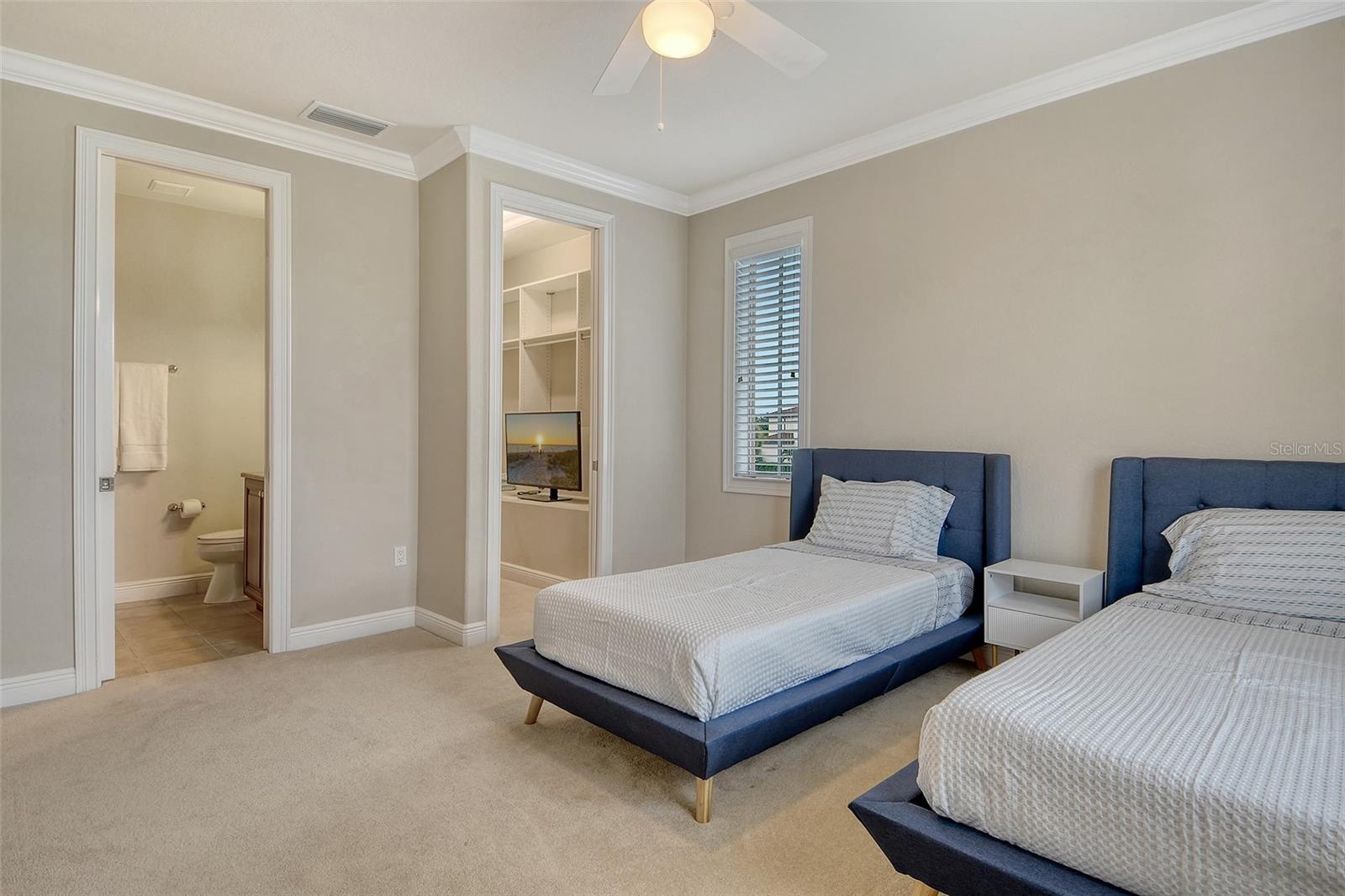 COUNTRY CLUB SHORES - Residential Lease