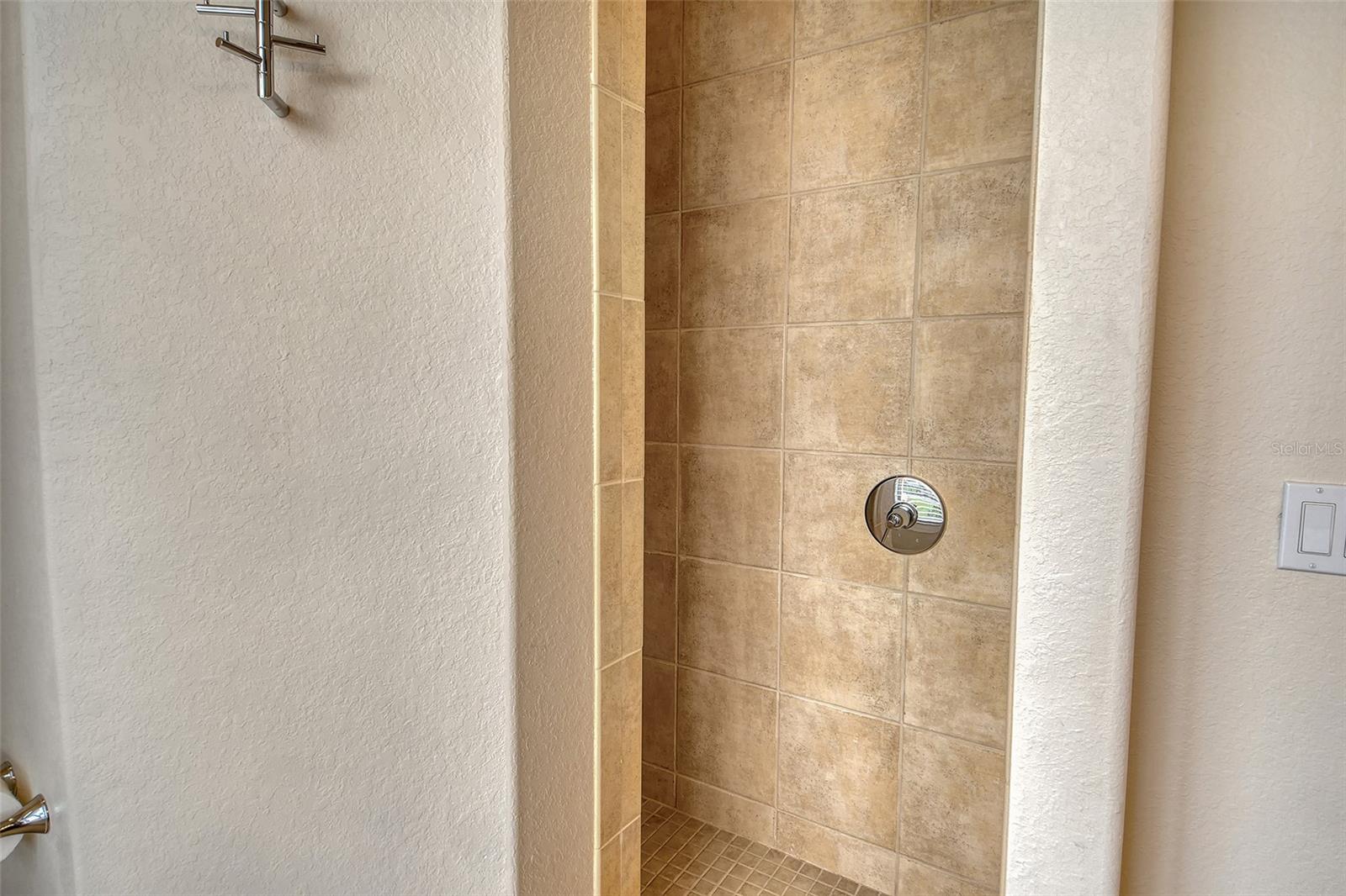 COUNTRY CLUB SHORES - Residential Lease