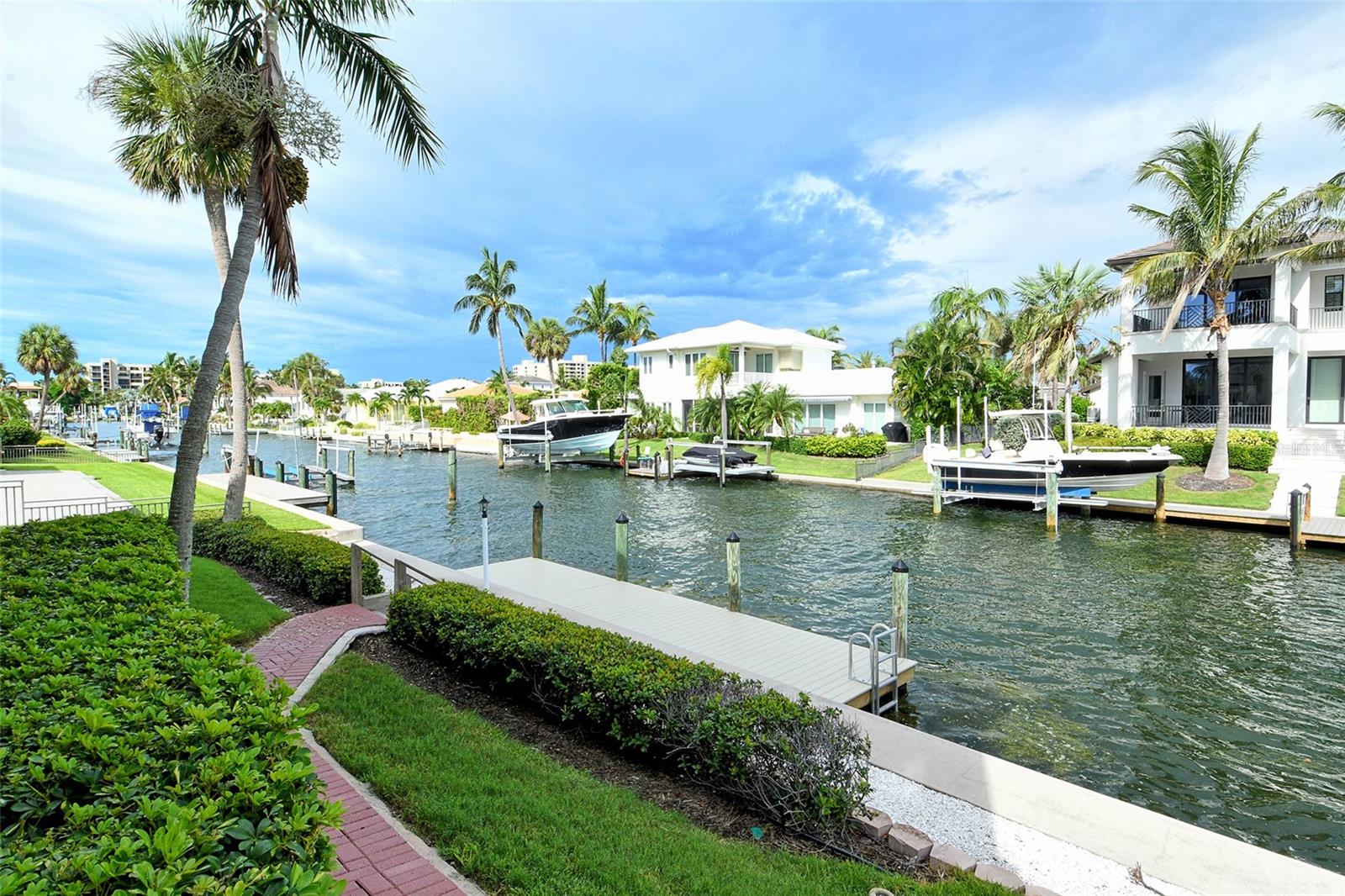 COUNTRY CLUB SHORES - Residential Lease