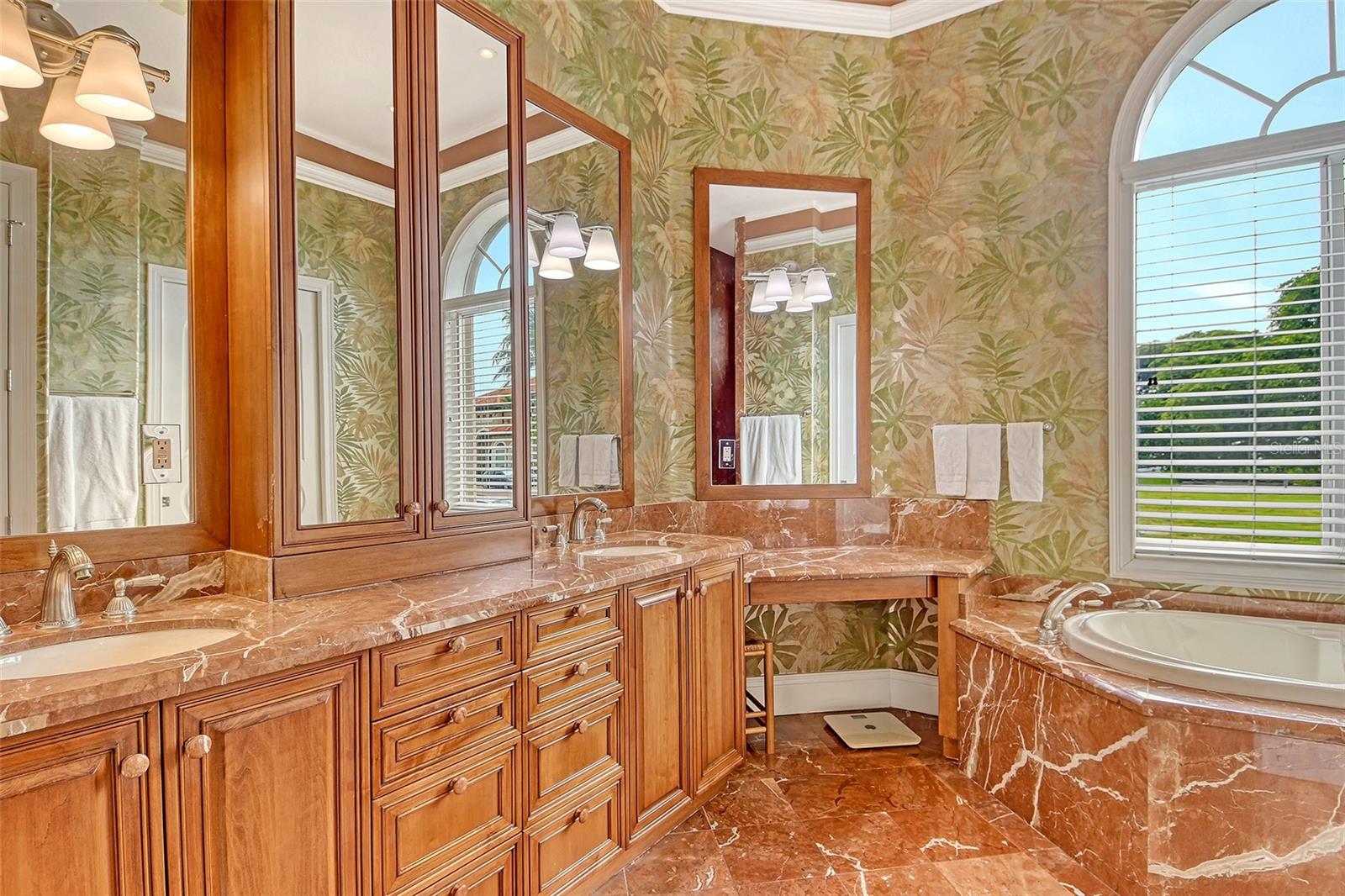 COUNTRY CLUB SHORES - Residential Lease