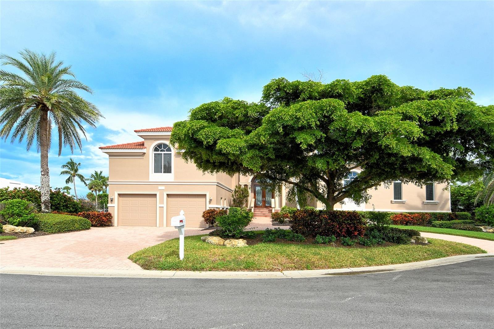 COUNTRY CLUB SHORES - Residential Lease
