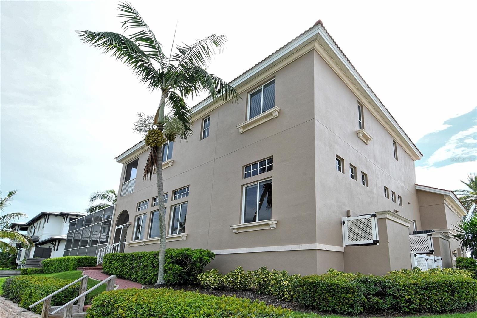 COUNTRY CLUB SHORES - Residential Lease