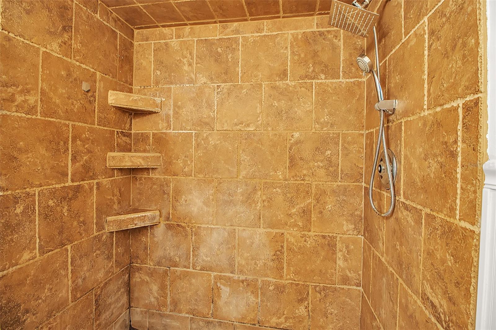 13 SUMMER WIND - Residential