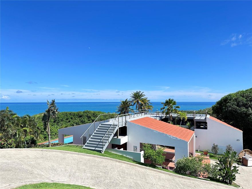 Single-level property in Palmas del Mar, in a prime location on Ridge Top Dr., featuring a spectacular ocean view. It offers 3 bedrooms, 2 full bathrooms, and 1 half bathroom, with approximately 3,225 sq ft of construction on a 2,025 sq m lot, plus a two-car garage, terrace, and an in-ground pool ready for everyday use and entertaining. The layout keeps the primary bedroom separate from the secondary bedrooms and connects the living–dining–kitchen area to the outdoors, which works well for tropical living. It sits on a quiet, elevated street in Ridge Top with low traffic and a high level of privacy. Living in Palmas del Mar puts you minutes from golf, tennis, the marina, trails, and restaurants. If you’re looking for a functional home with finished outdoor areas in a solid location within the resort, this property is one to consider.