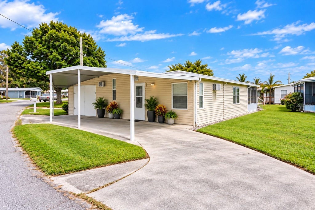 Photo of 1405 Westland Dr, Tavares, FL 32778 (MLS # G5118319)