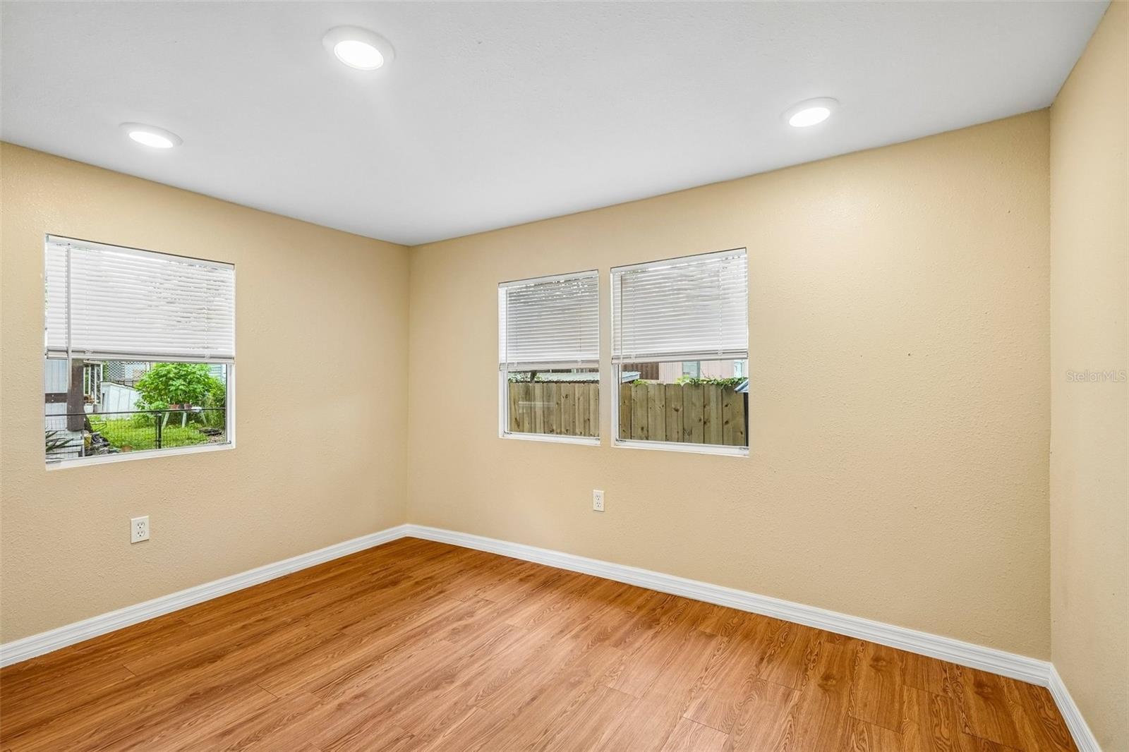 APACHE SHORES - Residential