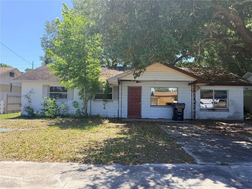 * Investor Special* 3 Bedroom ,3 Bath Block home in JAN PHYL VILLAGE , Winter Haven. Tons of potential with this property. Please schedule your showing today!