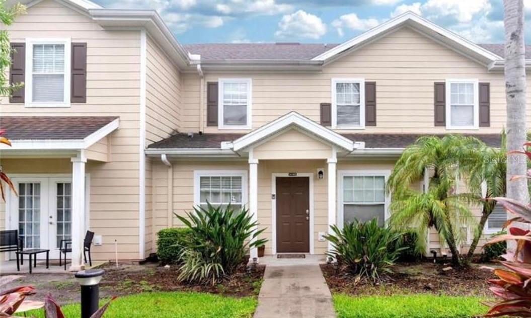 For Rent Fully Furnished Townhome in Lucaya Village, Kissimmee.
Beautifully townhome located in the gated community of Lucaya Village, just minutes from Disney.
The home offers an open-concept living and dining area, a spacious kitchen with granite countertops, ceramic tile flooring throughout the main areas, and a convenient bedroom suite located on the first floor.
Community amenities include a heated pool, fitness center, clubhouse, and playground. HOA covers cable, internet, and exterior maintenance.
Excellent location. Move-in ready!