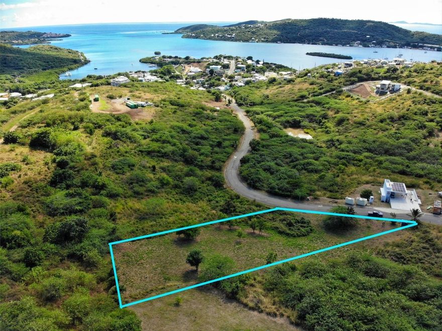This lovely plot of land is located in the most desirable area of Posada del Coronel development, with a semi slope terrain offering beautiful views of Ensenada Honda Bay. It’s only a 5 minute drive to town and 7 minutes to the best beaches of Culebra Island.  Paved road with underground utilities gives it easy access to build your dream house.