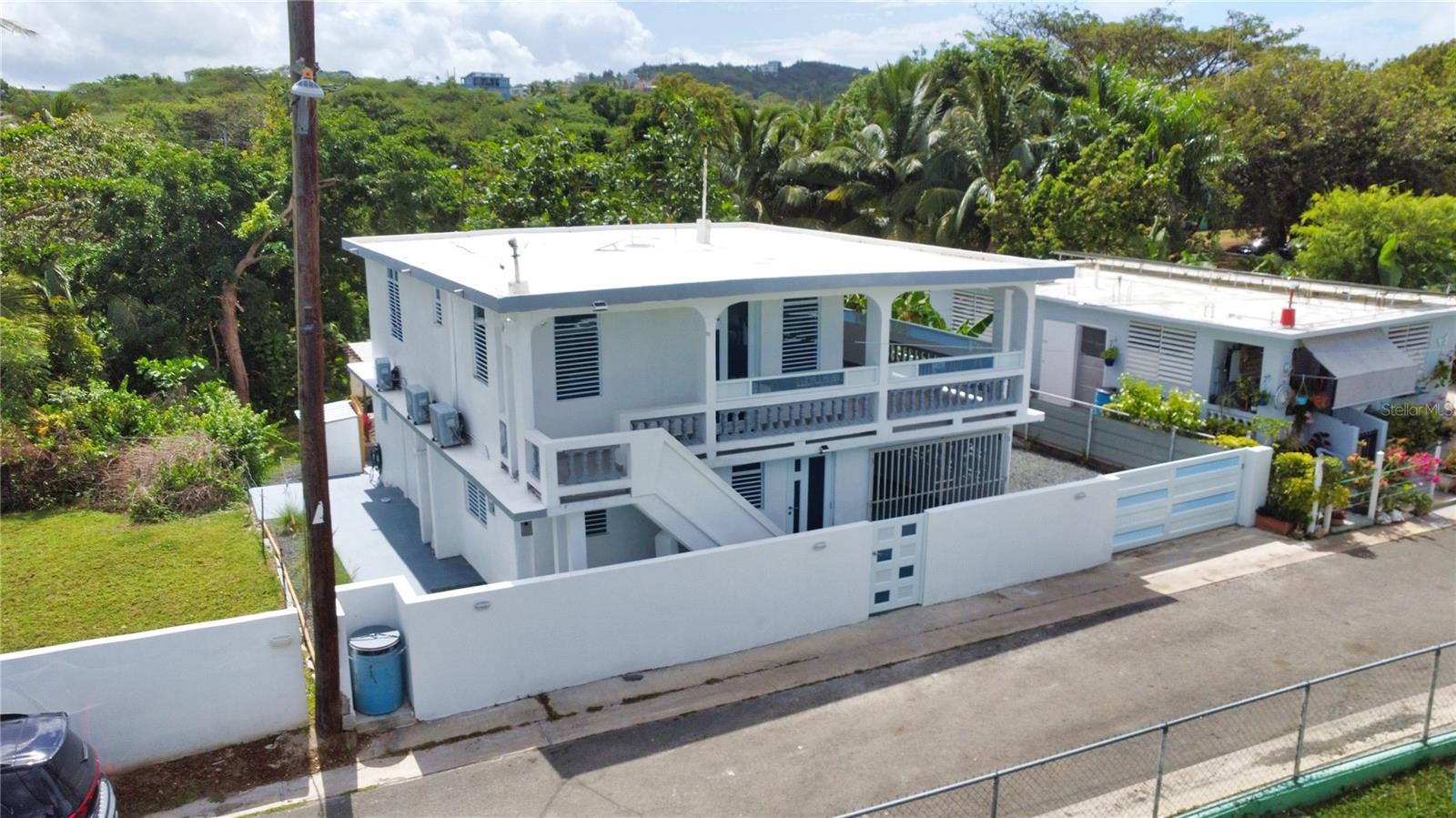 Discover a new opportunity in Puerto Rico’s residential market! We present this newly listed multifamily property, located in the charming Santa María neighborhood in Vieques. With a concrete design and a spacious layout, this vacant property offers four bedrooms and two bathrooms, making it perfect for establishing your dream home or investing in a highly profitable property.
Property Details:
Prime location: Just steps from the stunning Playa La Chata, perfect for unwinding to the sound of the waves.
Two independent apartments: Each features 2 bedrooms and 1 bathroom, ideal for living or generating rental income.
Private pool: A personal oasis to cool off and enjoy the warm Caribbean climate.
Spacious patio: Perfect for relaxation and outdoor entertainment.
Balcony and terrace: Enjoy panoramic views and the fresh countryside breeze.
Mini-split air conditioning units in each bedroom: Ensuring your comfort at all times.
Recently remodeled: Modern spaces ready to be customized to your liking.
Price: $575,000
Living in Vieques is a dream come true:
Paradise beaches: Explore pristine sands and crystal-clear waters at Playa Caracas, Playa Negra, and Sun Bay Beach.
Exquisite cuisine: Enjoy top Caribbean flavors from local restaurants and food trucks serving fresh seafood and authentic dishes.
The Bioluminescent Bay: One of the brightest in the world, where the water glows at night, creating a magical experience.
Strategic location: Situated in the northern part of the island, offering quick access to Puerto Rico’s best beaches.
Don’t miss this chance to own a piece of paradise in Vieques!