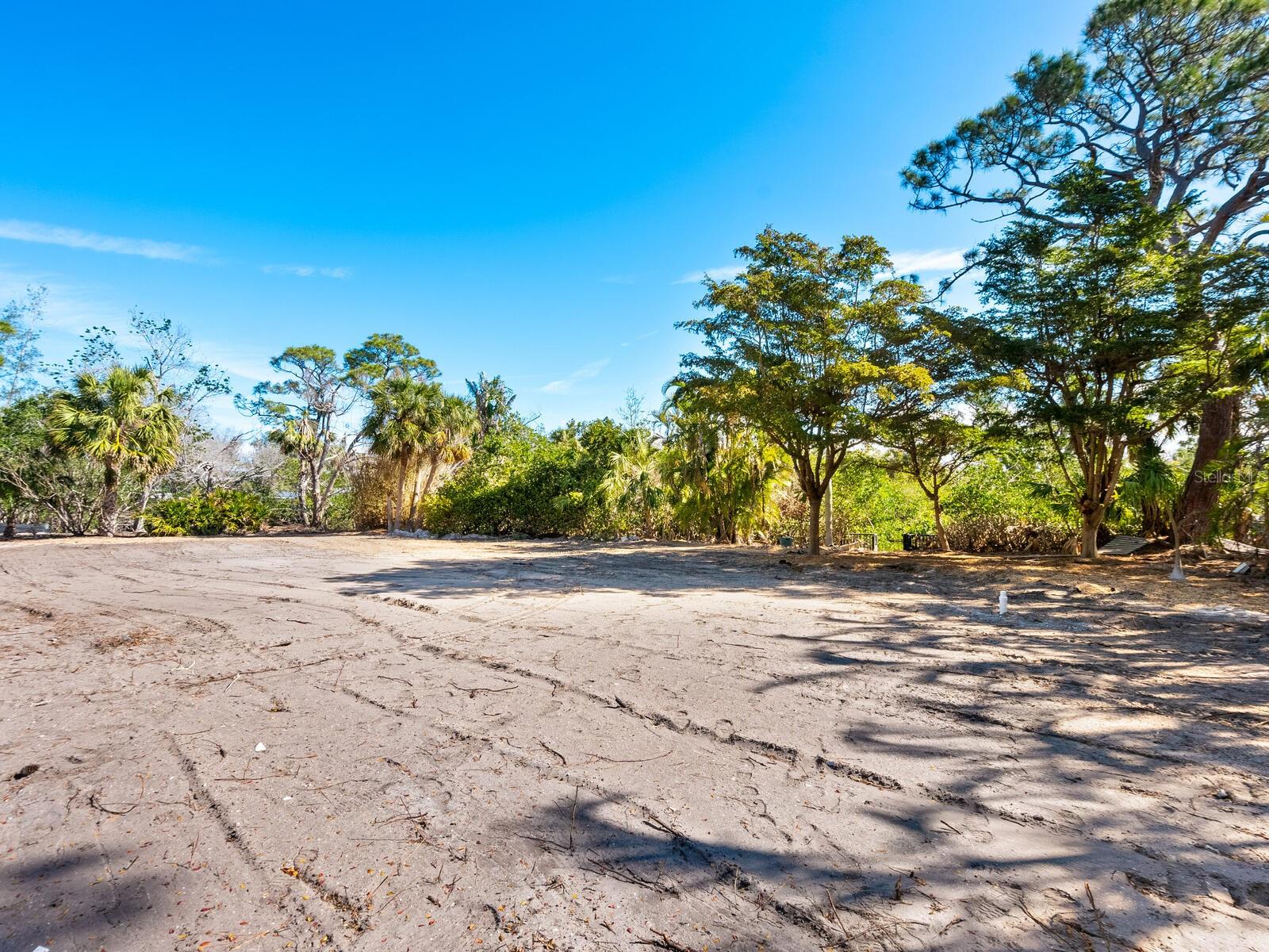 SANDERLING CLUB/SIESTA PROPERTIES INC - Land