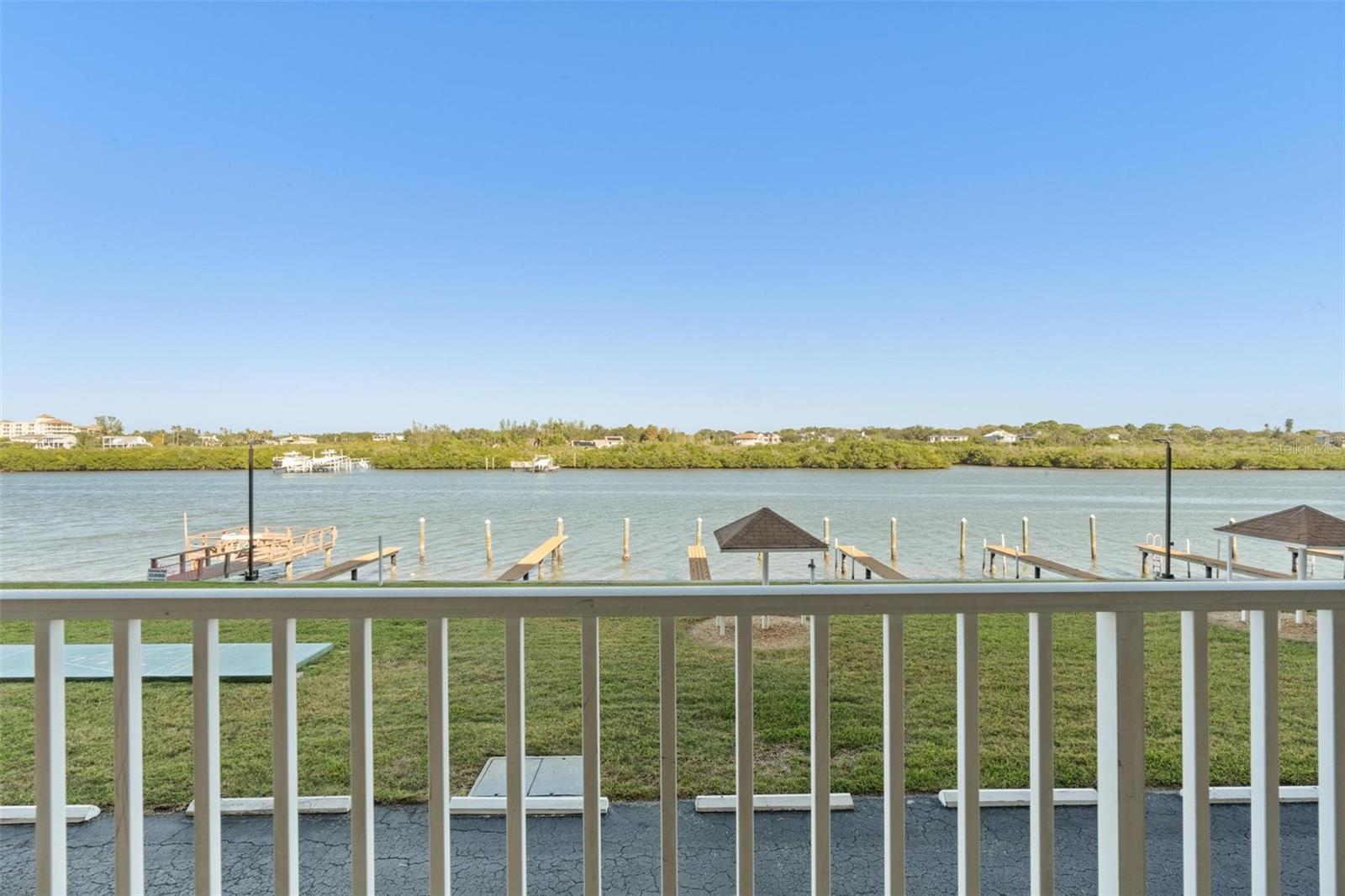 BAY SHORES YACHT & TENNIS CLUB - Residential